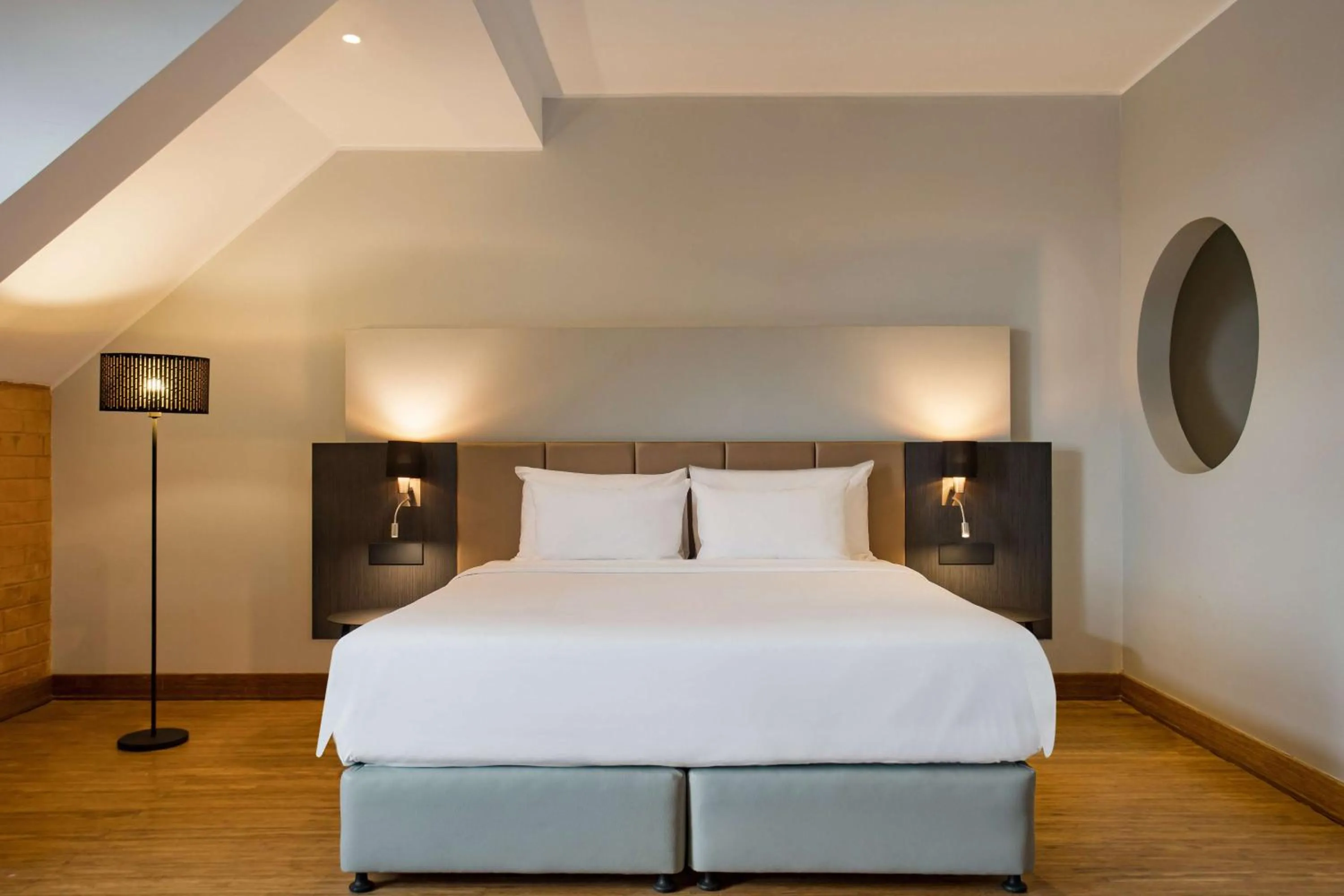 Photo of the whole room, Bed in Radisson Hotel Tamboho Waterfront Antananarivo