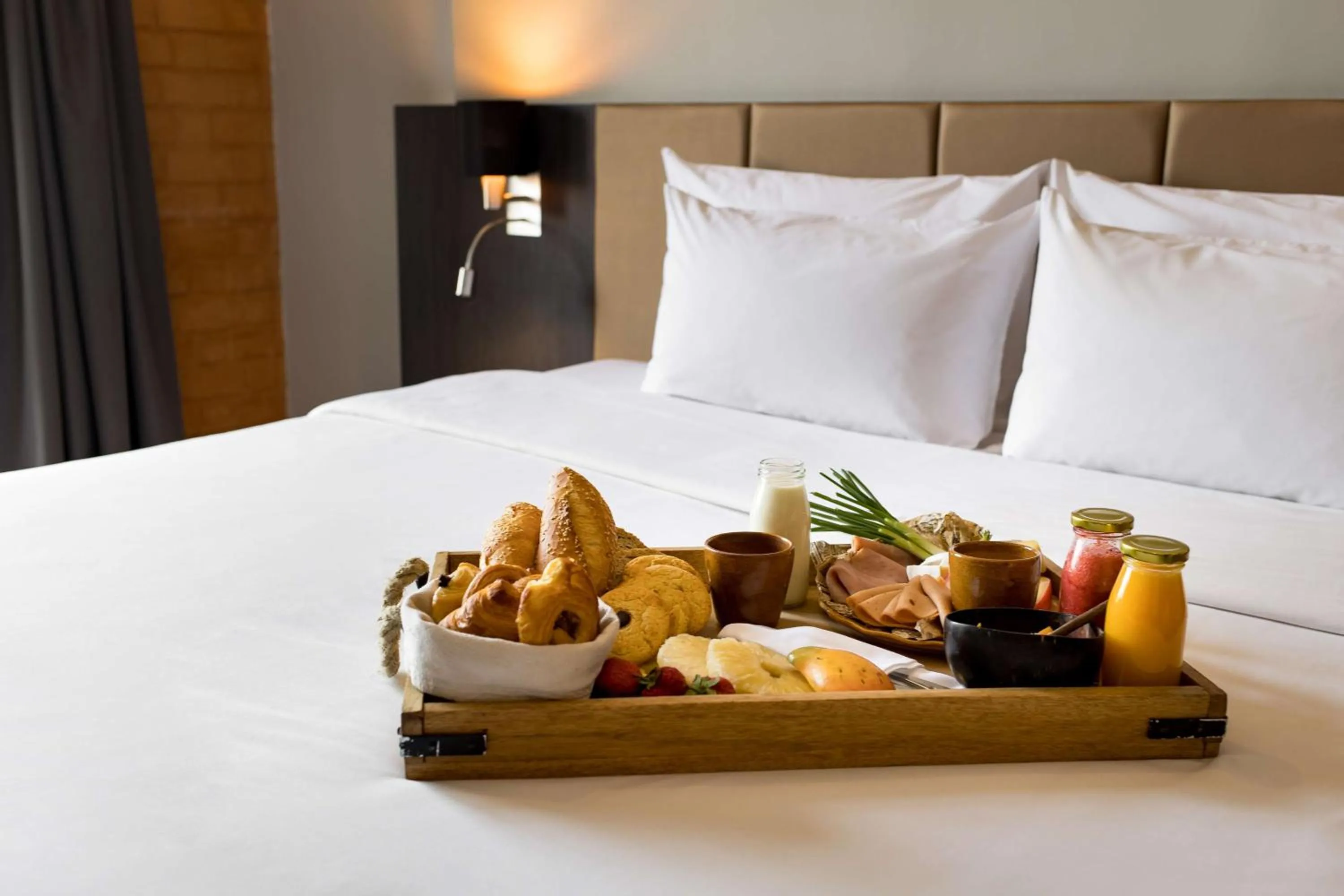 Restaurant/places to eat, Bed in Radisson Hotel Tamboho Waterfront Antananarivo