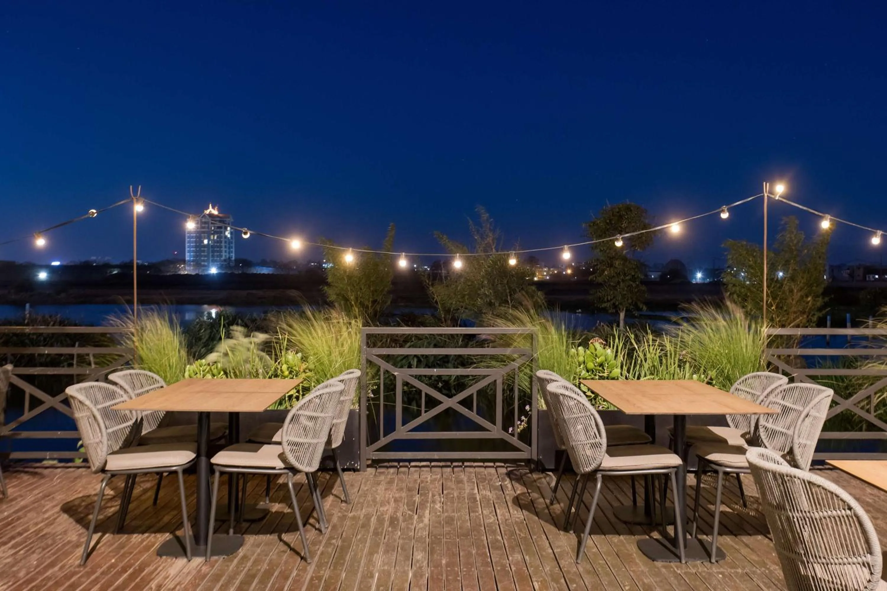 Restaurant/places to eat in Radisson Hotel Tamboho Waterfront Antananarivo