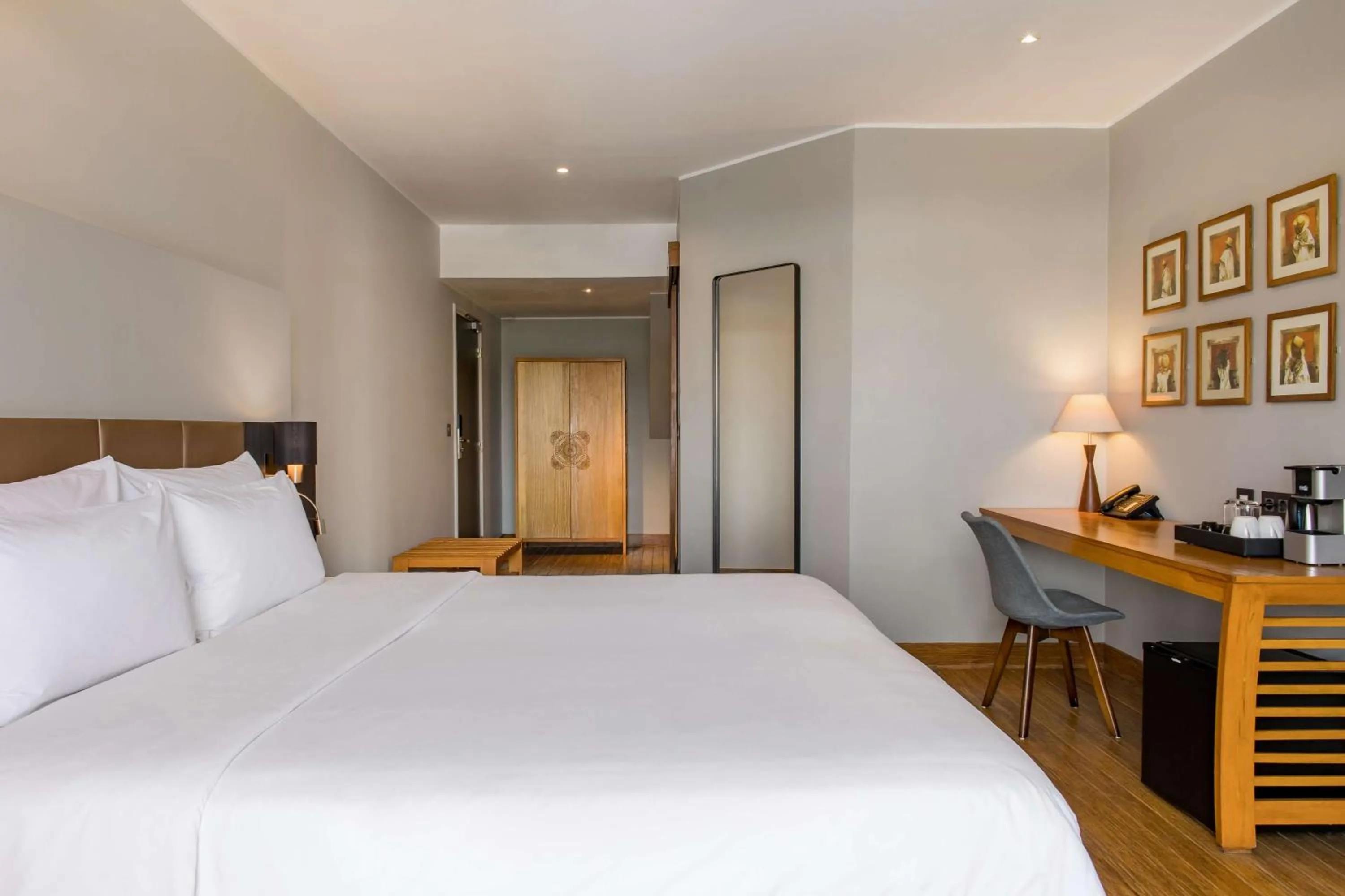 Photo of the whole room, Bed in Radisson Hotel Tamboho Waterfront Antananarivo