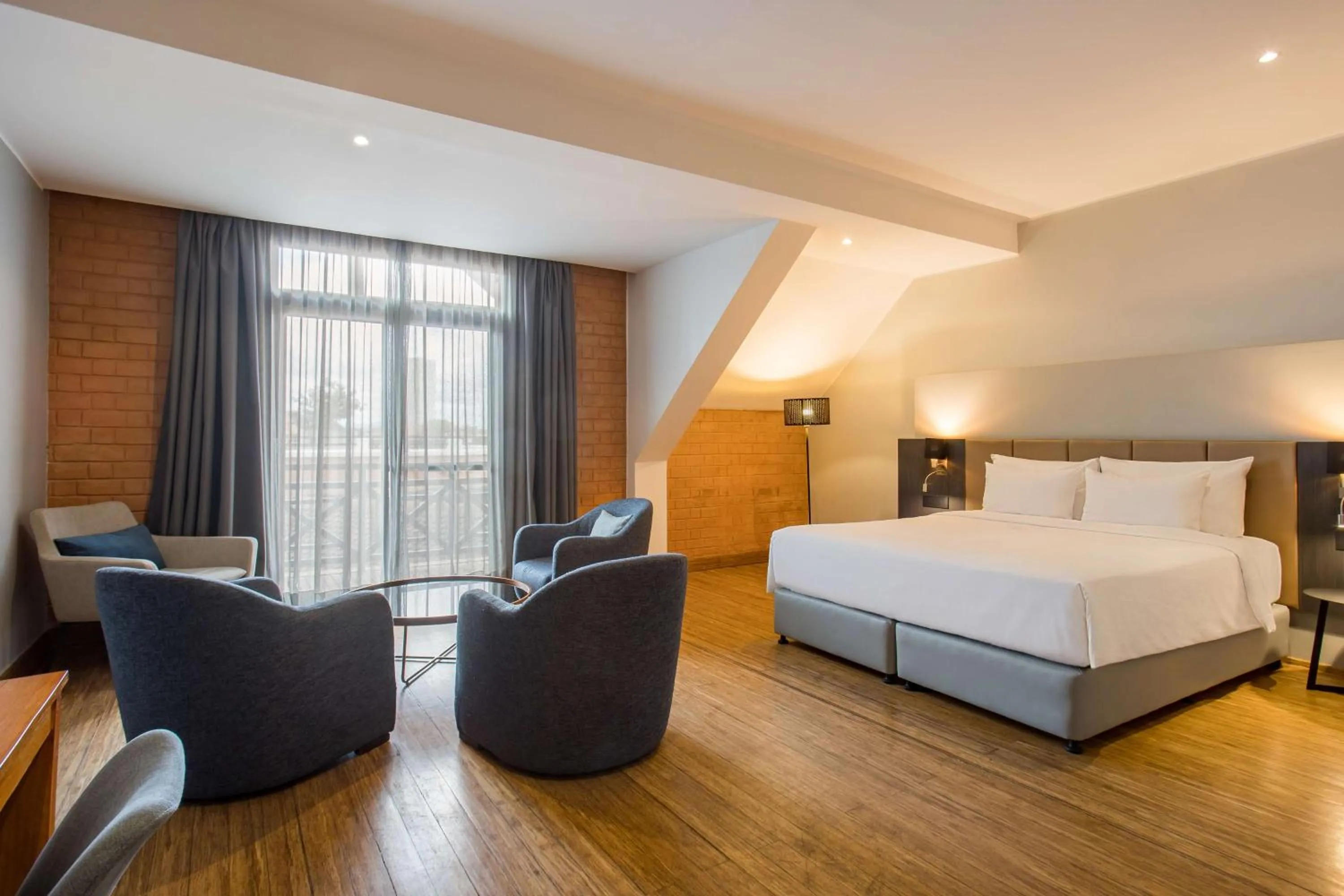 Photo of the whole room, Bed in Radisson Hotel Tamboho Waterfront Antananarivo