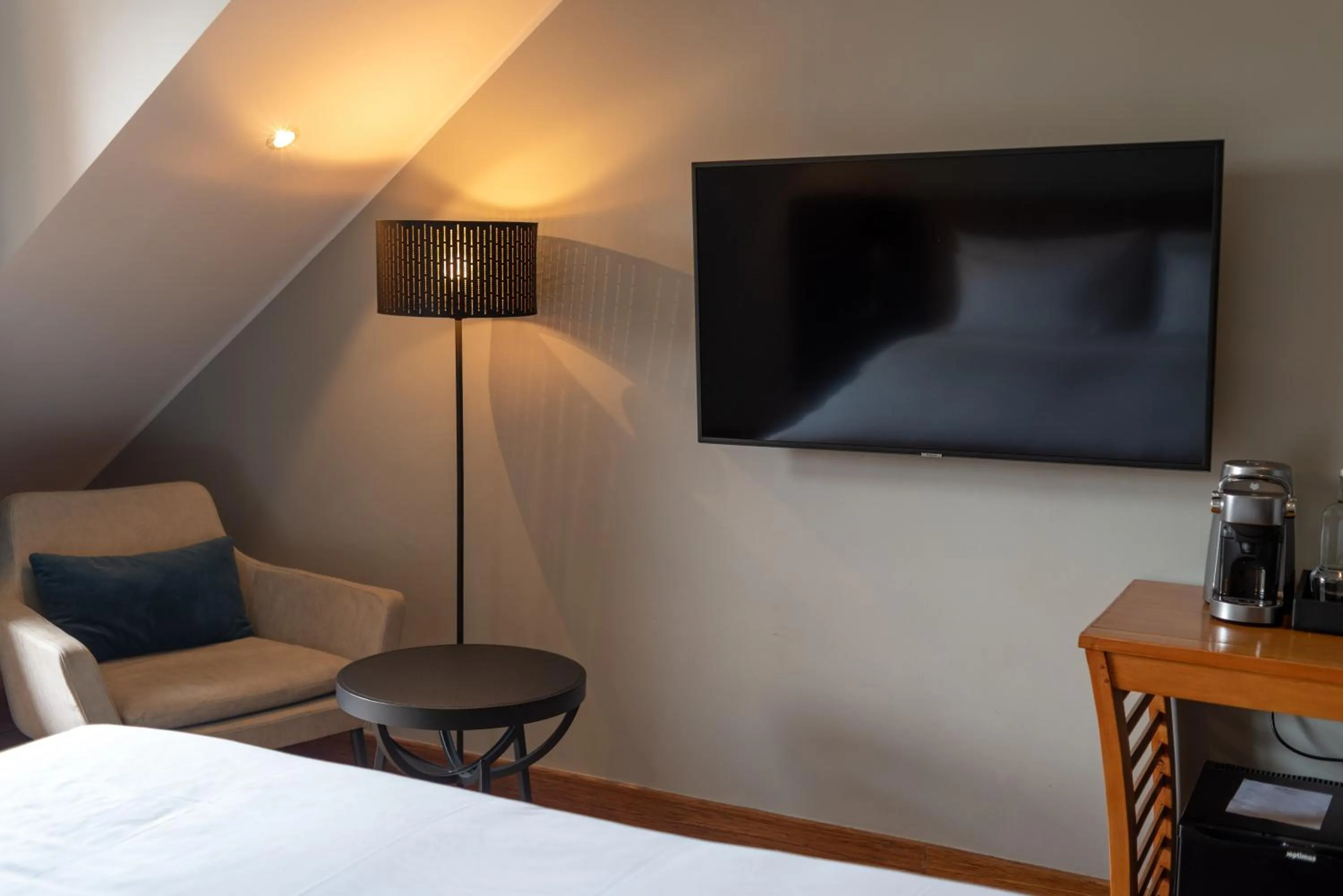 TV and multimedia, Bed in Radisson Hotel Tamboho Waterfront Antananarivo