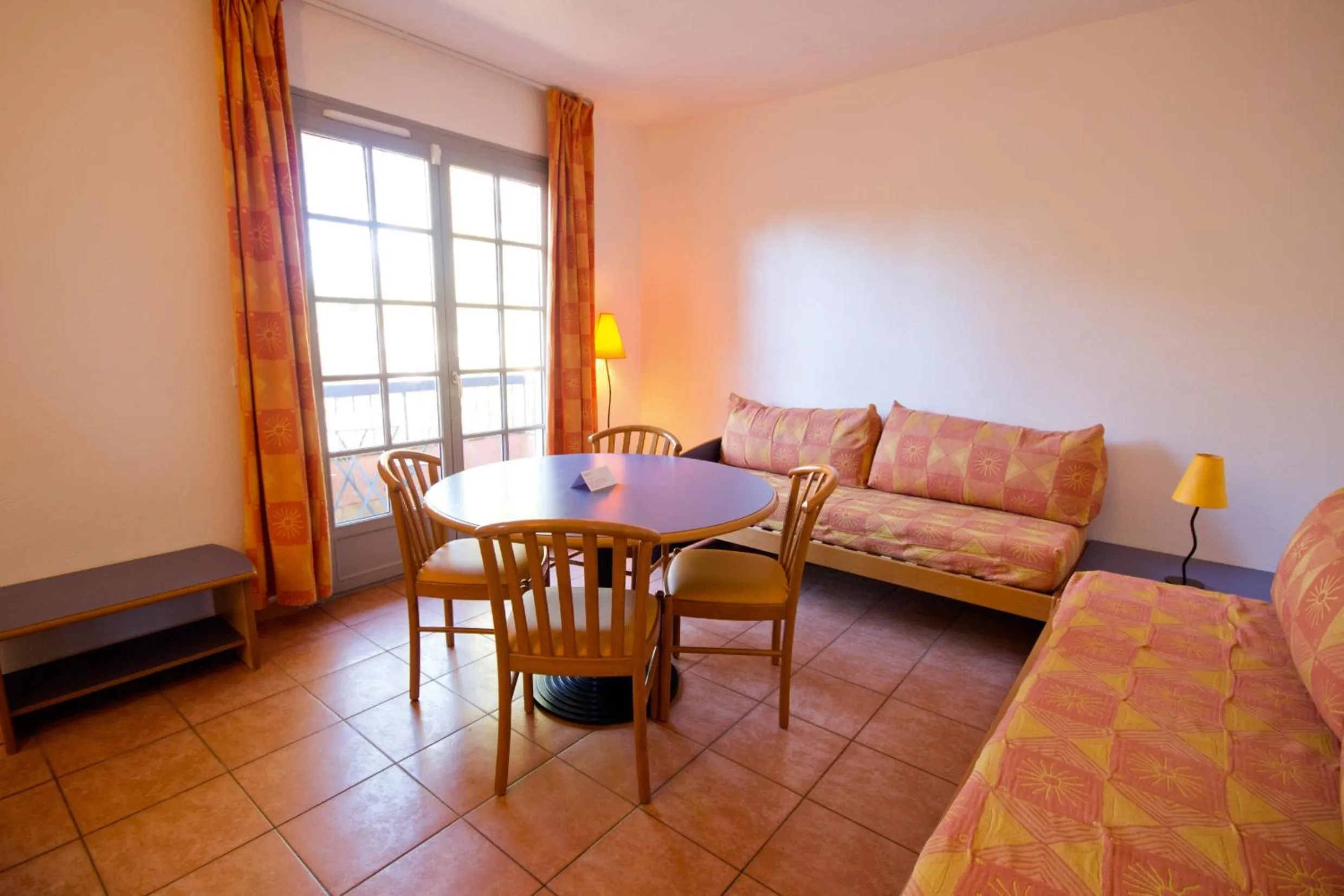 Living room in SOWELL RESIDENCES Chênes Verts