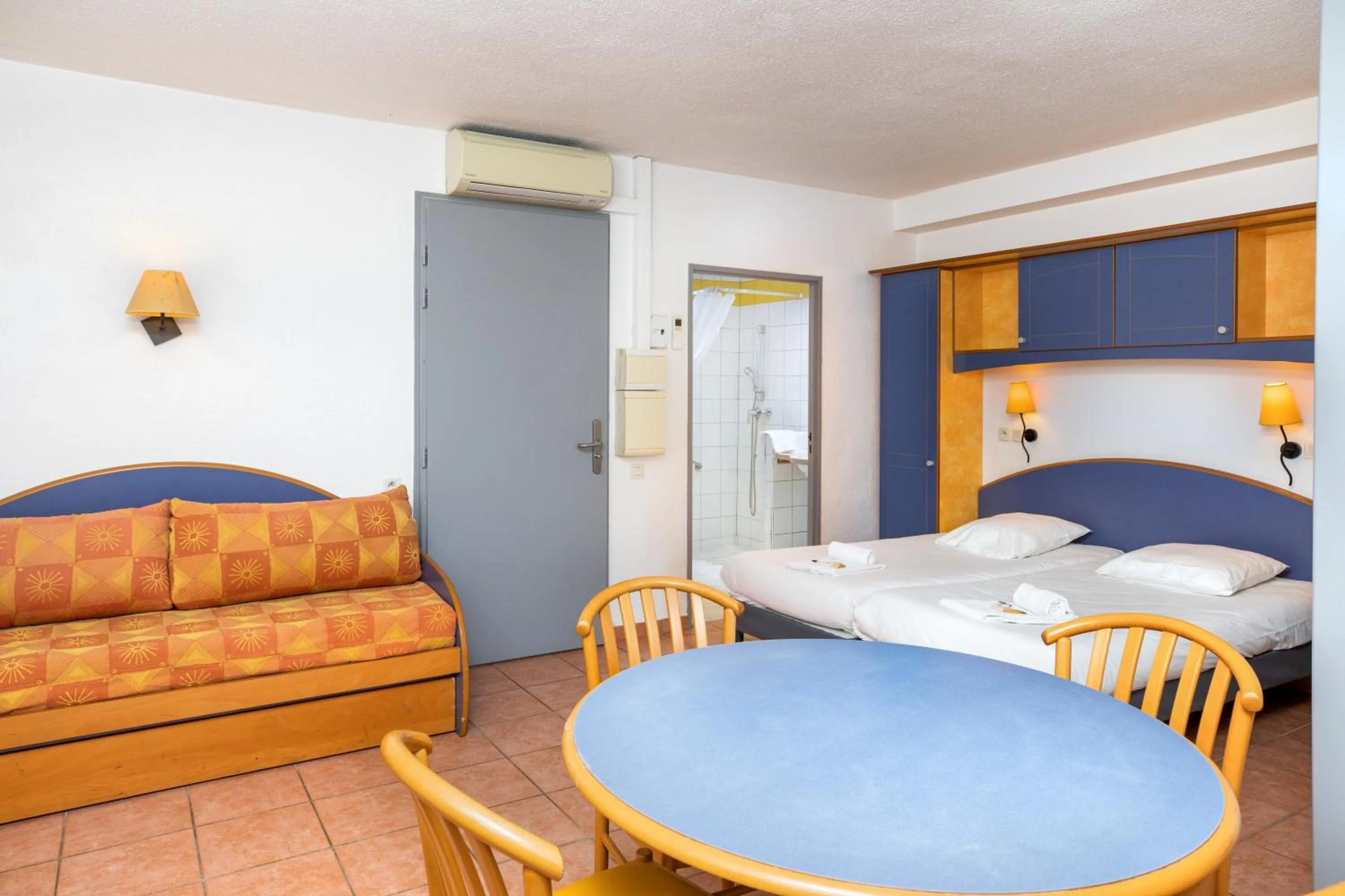 Living room, Bed in SOWELL RESIDENCES Chênes Verts