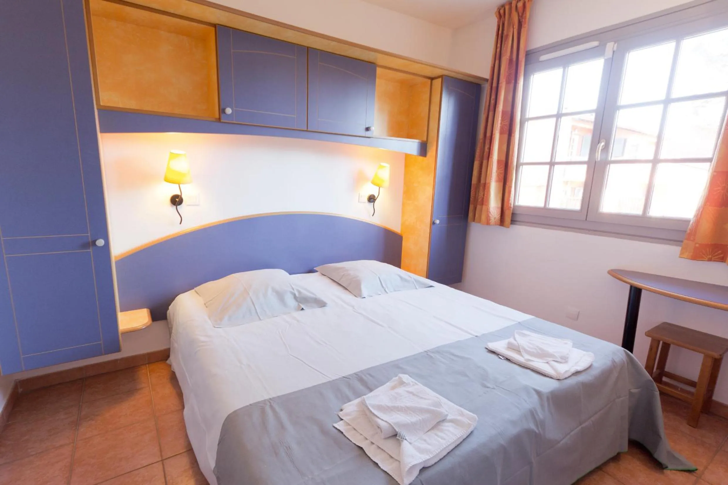 Bedroom, Bed in SOWELL RESIDENCES Chênes Verts