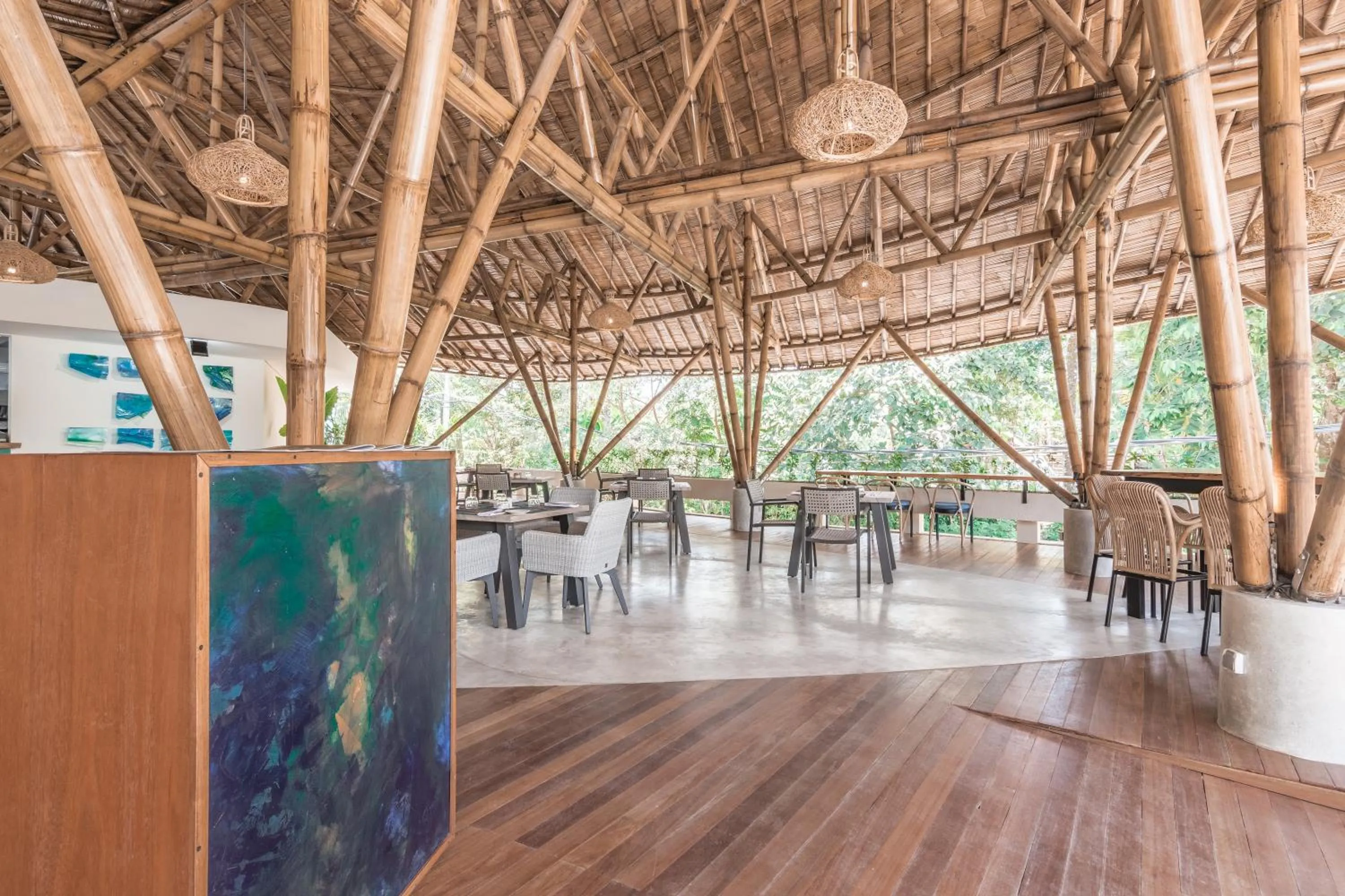 Restaurant/places to eat in Daun Lebar Villas