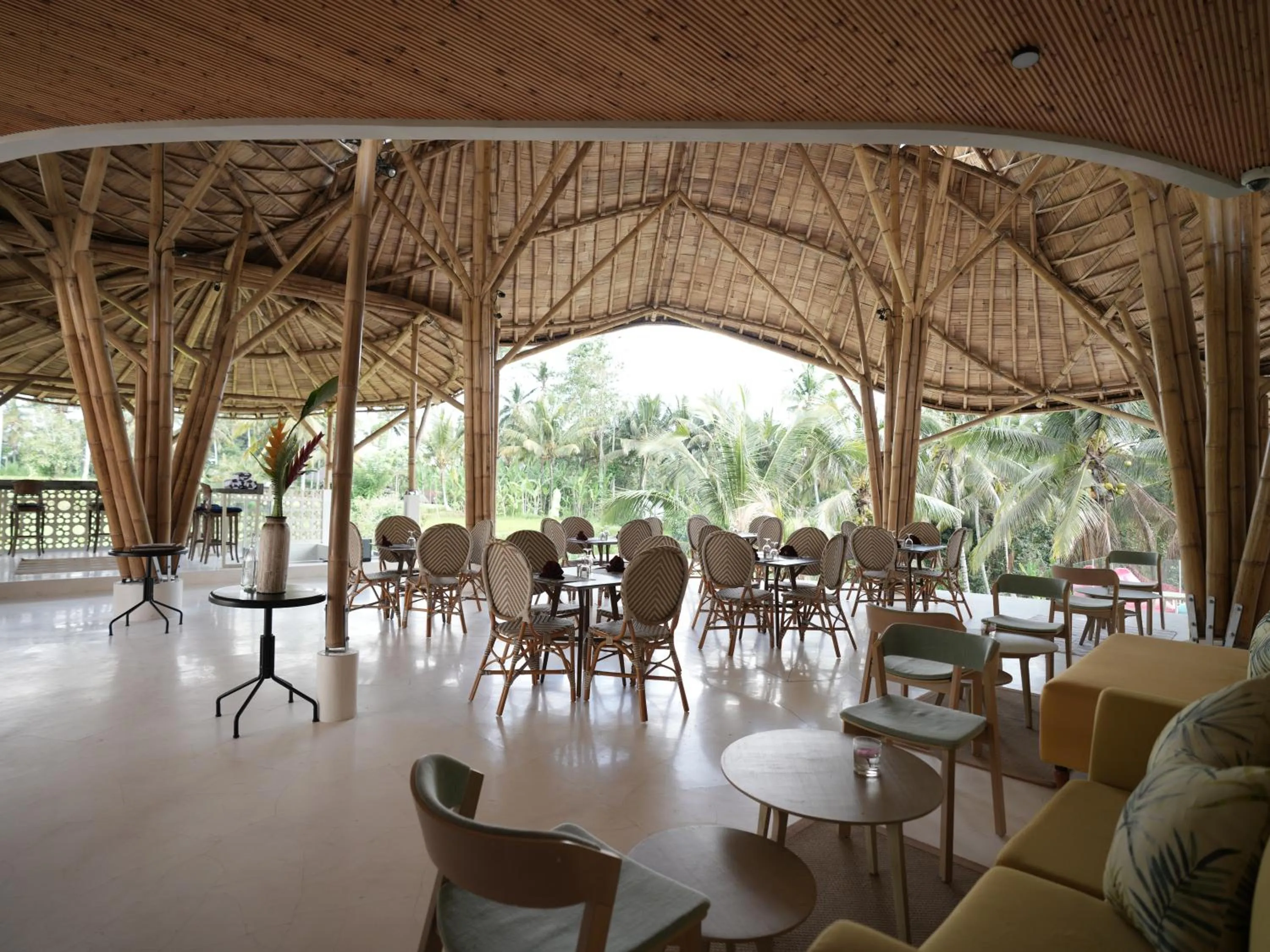 Restaurant/places to eat in Daun Lebar Villas