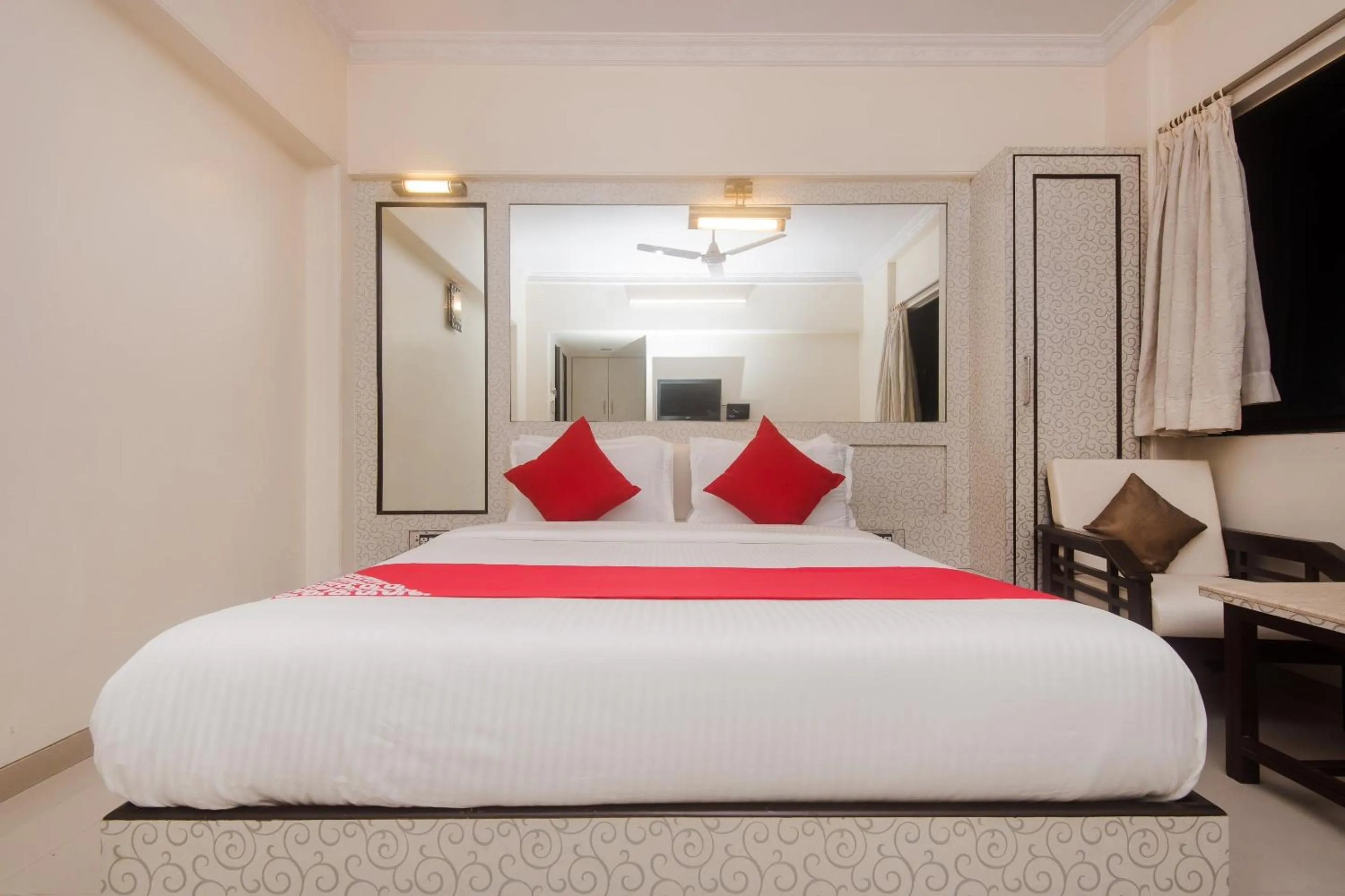 Facade/entrance, Bed in Super Hotel O Solitaire