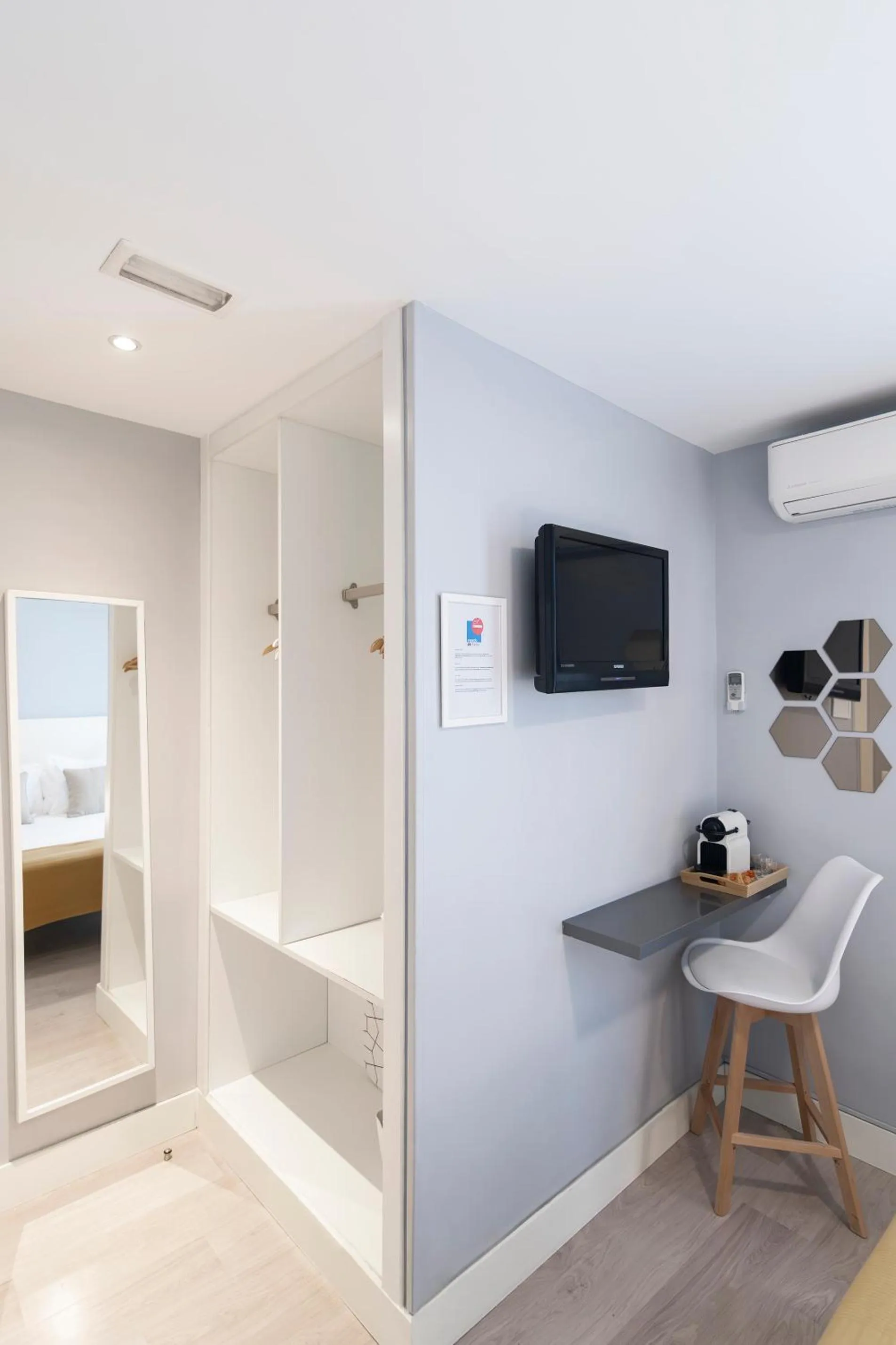 TV and multimedia, Bed in 8Rooms Madrid