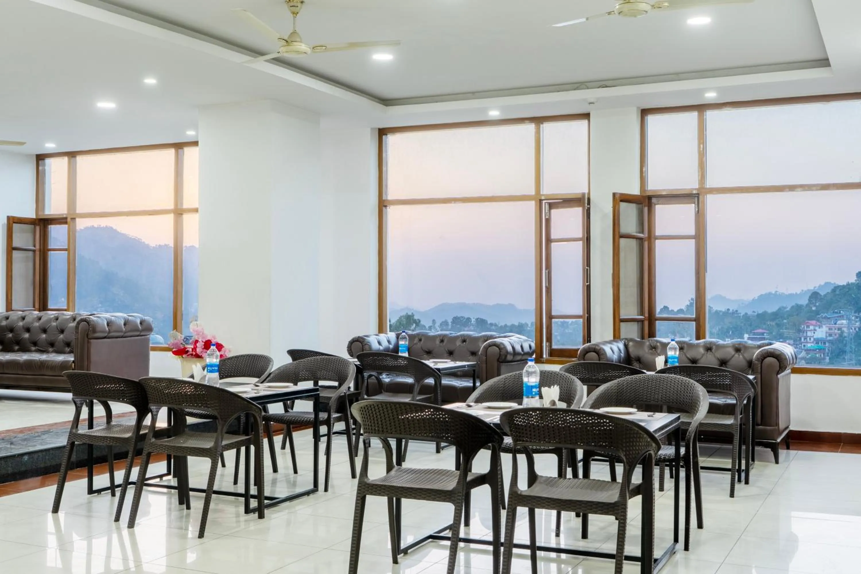 Restaurant/places to eat in Treebo Anand The Mall Solan