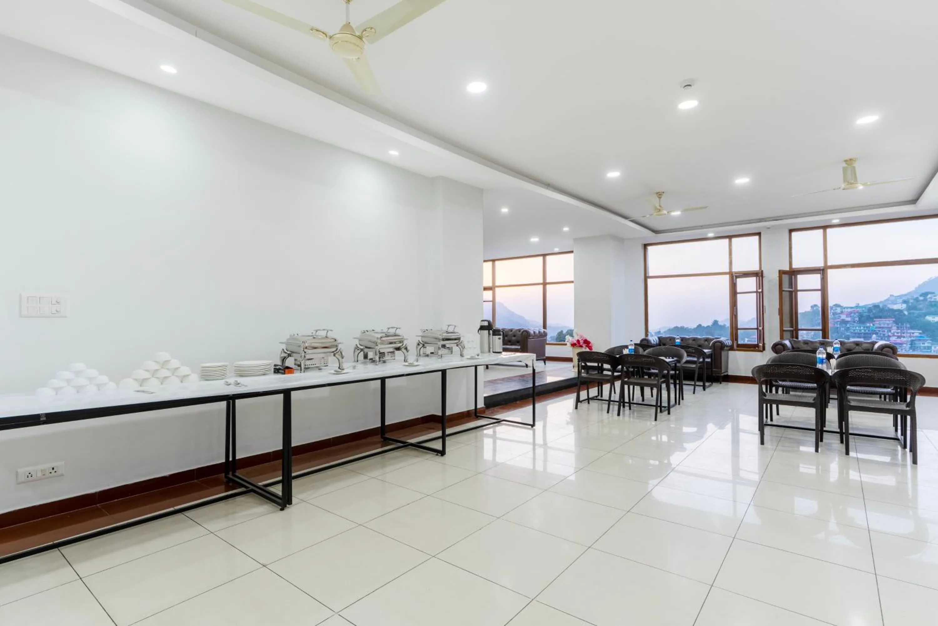 Restaurant/places to eat in Treebo Anand The Mall Solan