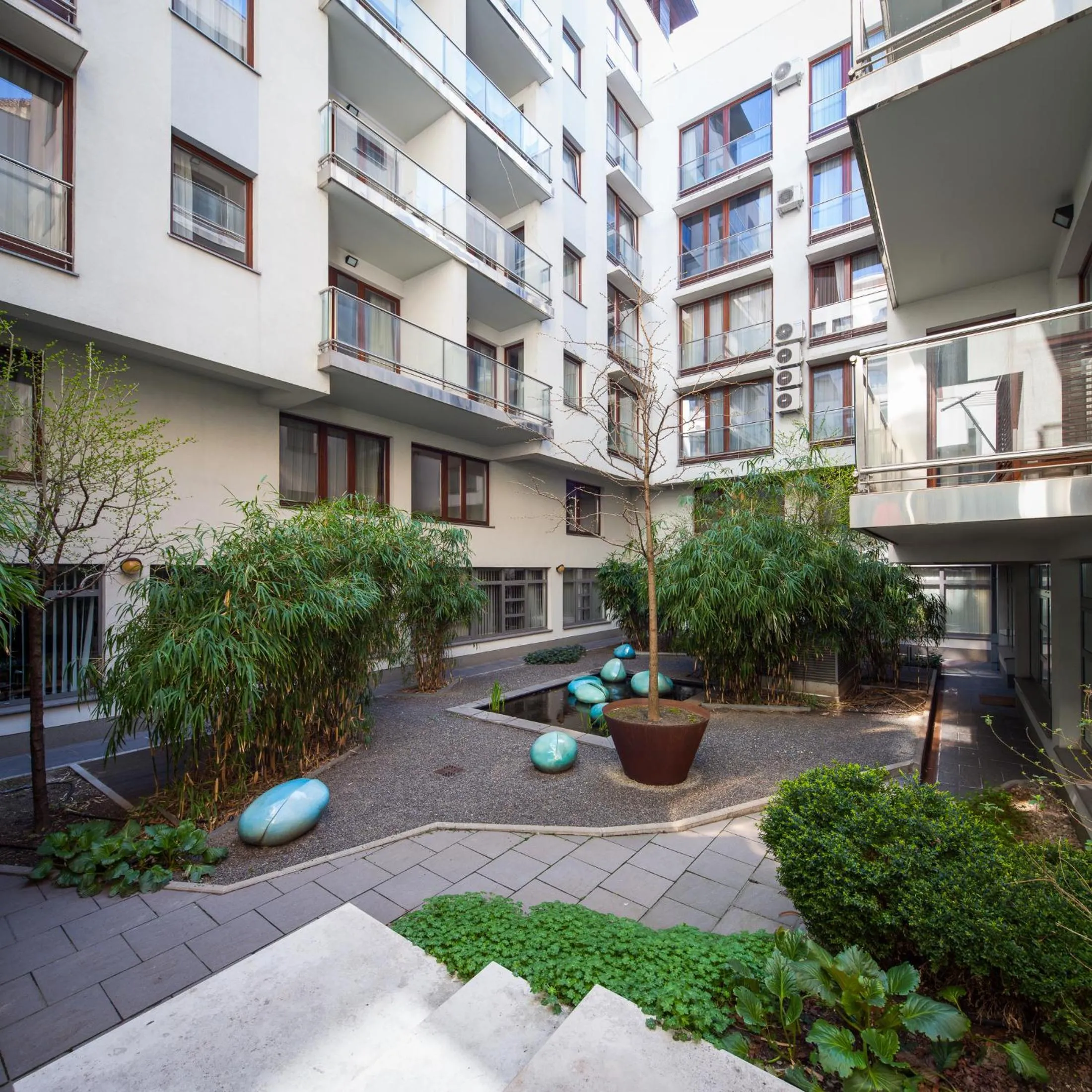 Garden in Quality Point Apartments 0-24 reception