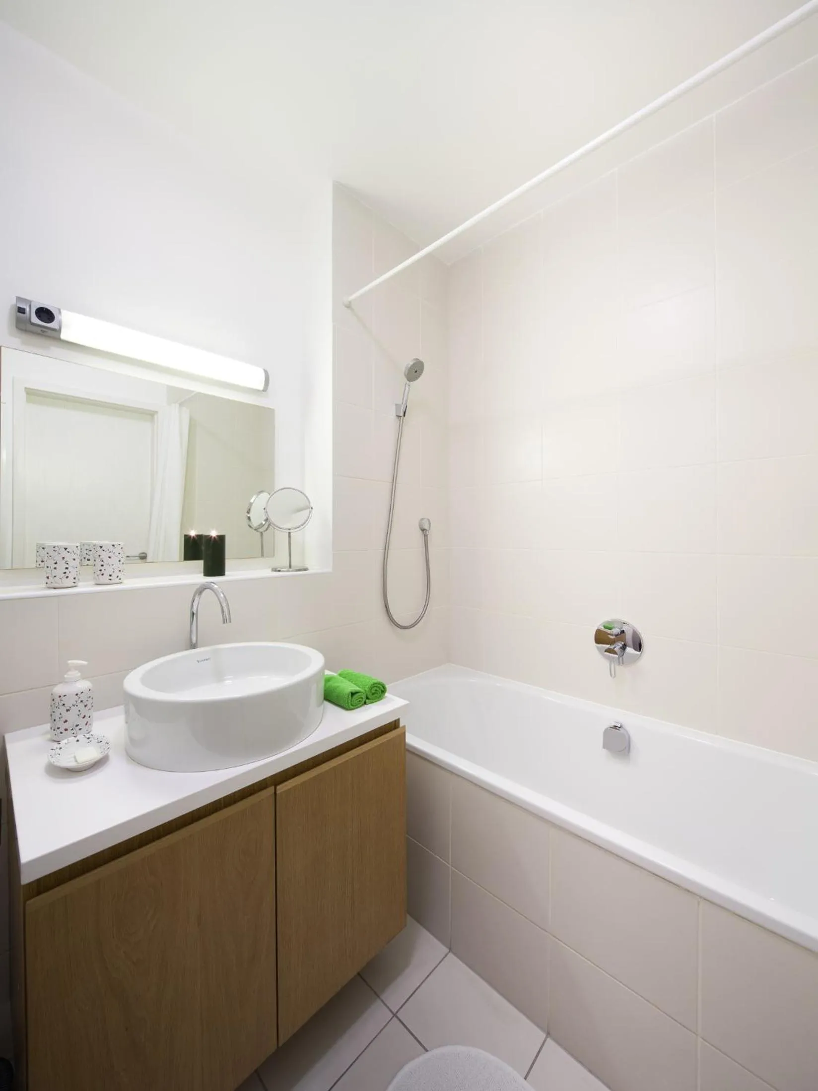 Bathroom in Quality Point Apartments 0-24 reception