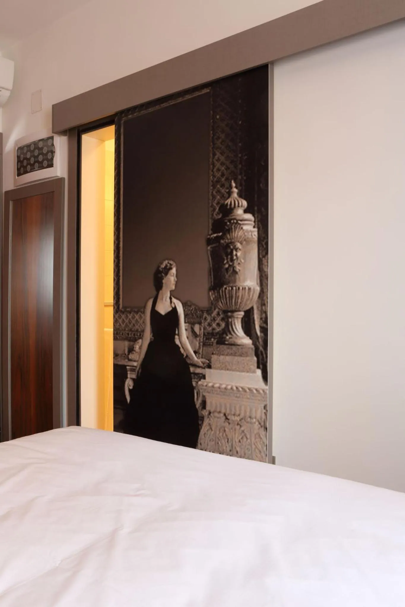 Decorative detail, Bed in Hotel Doriguzzi