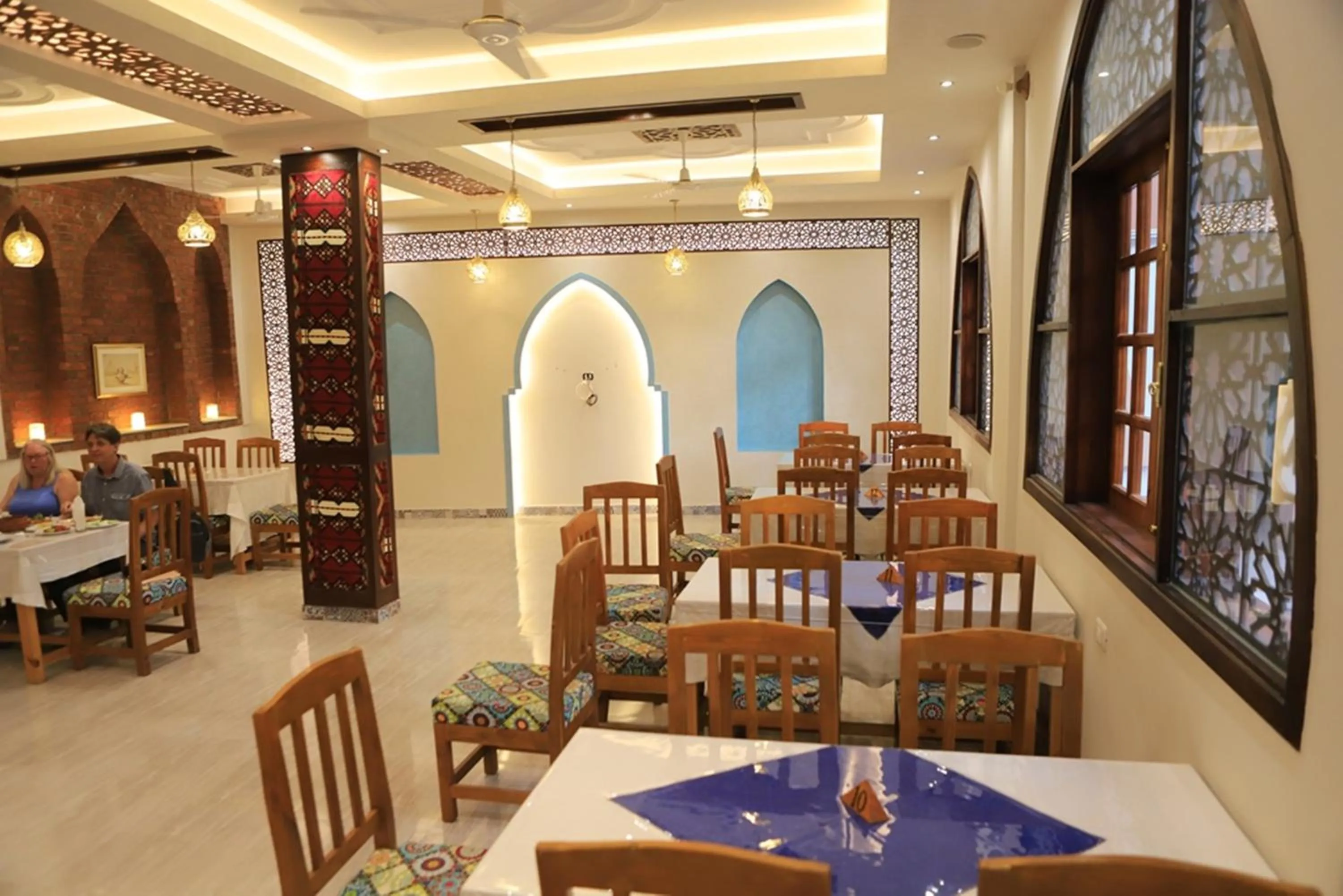 Restaurant/places to eat in Amon Hotel