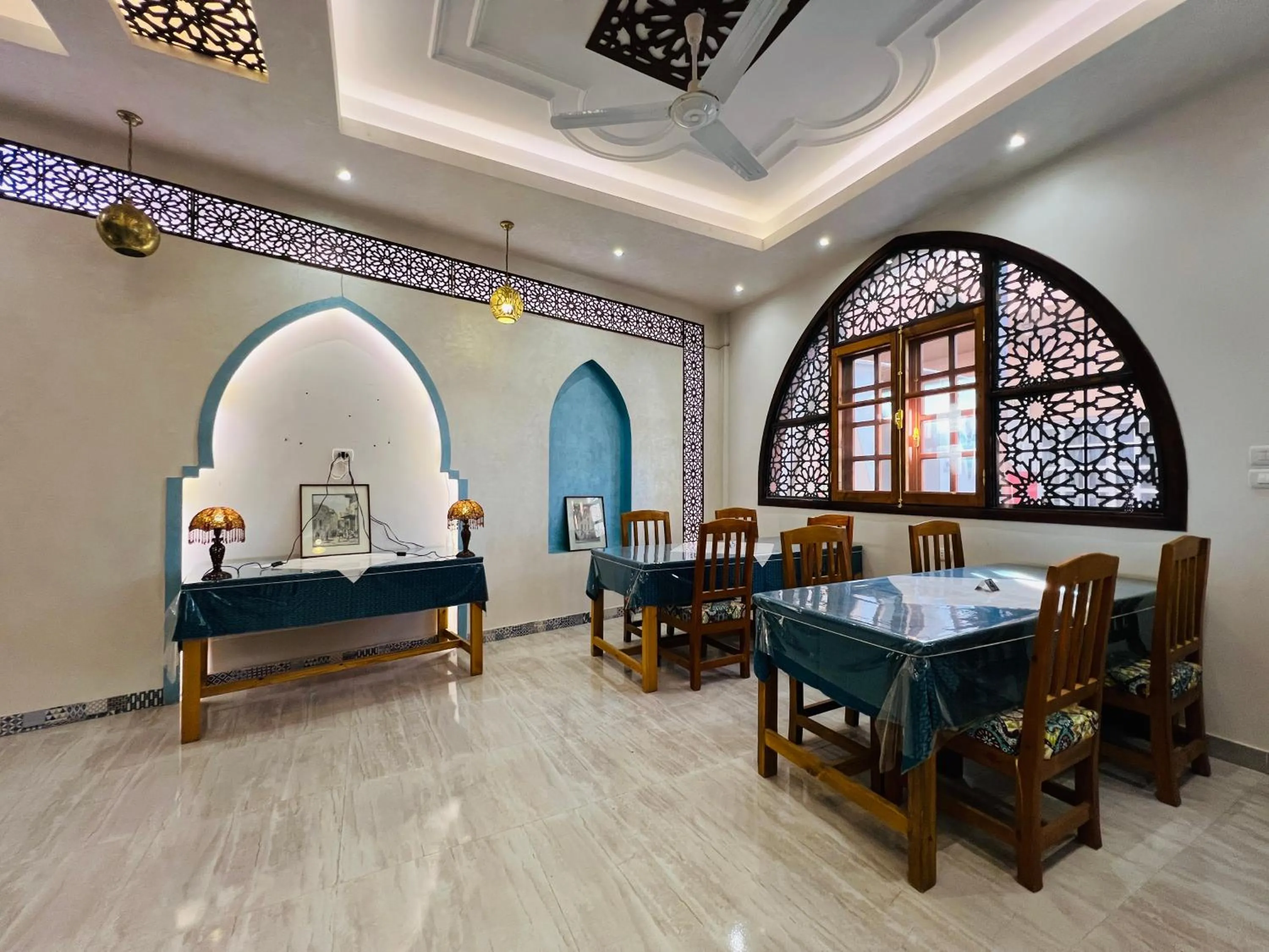 Restaurant/places to eat in Amon Hotel