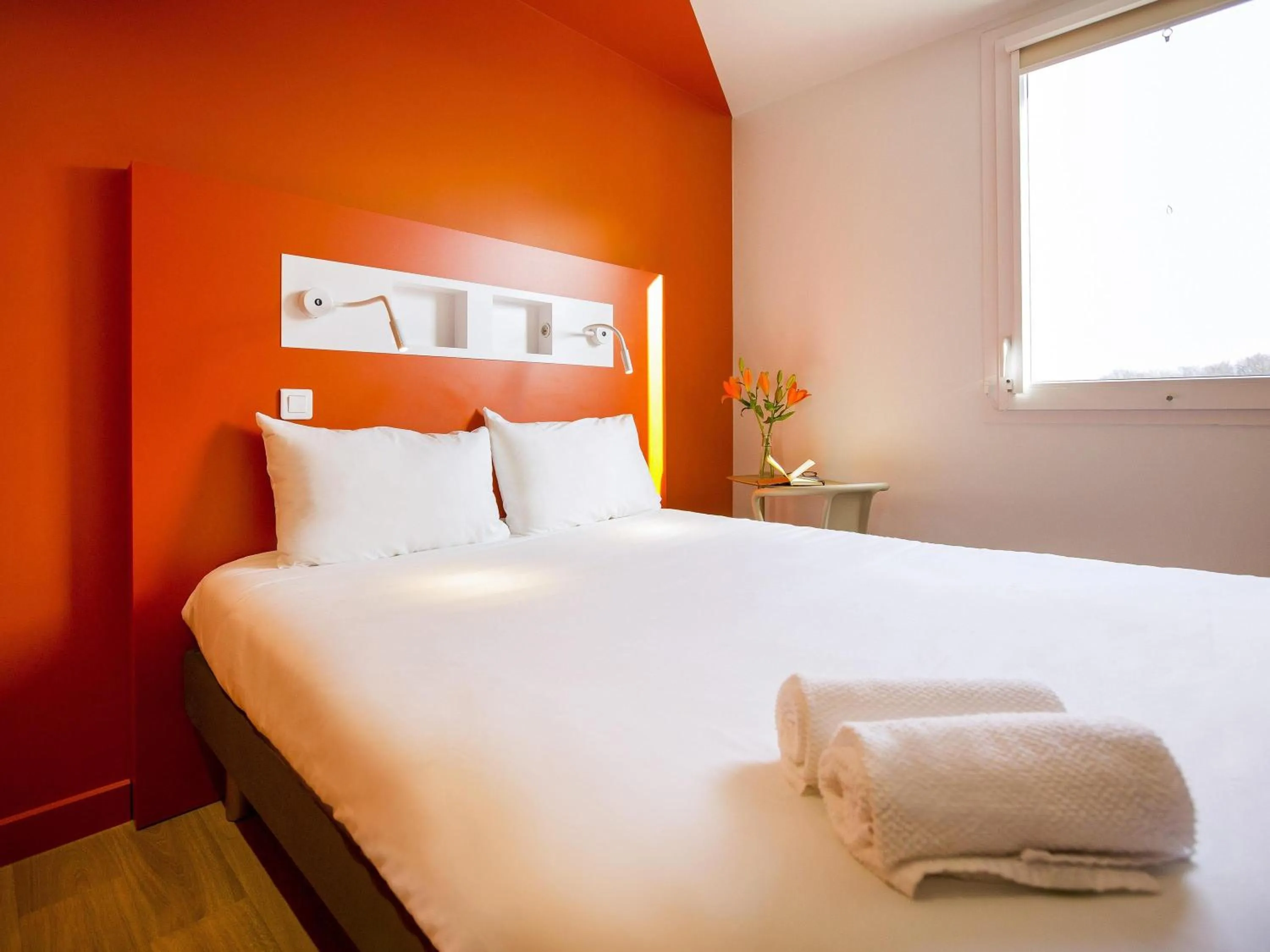Bedroom, Bed in ibis budget Dieppe Centre Port