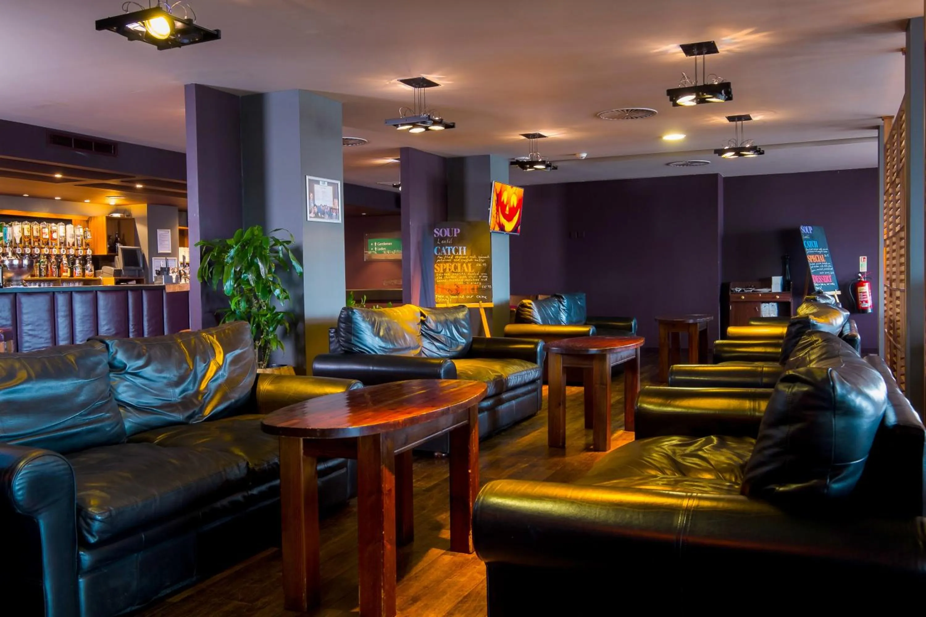 Lounge or bar in Holiday Inn Aberdeen West by IHG