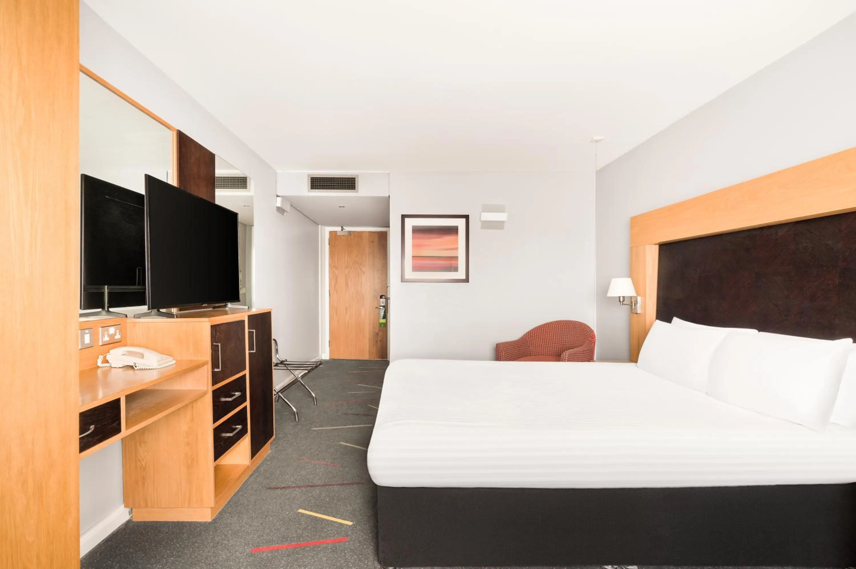 Bed in Holiday Inn Aberdeen West by IHG