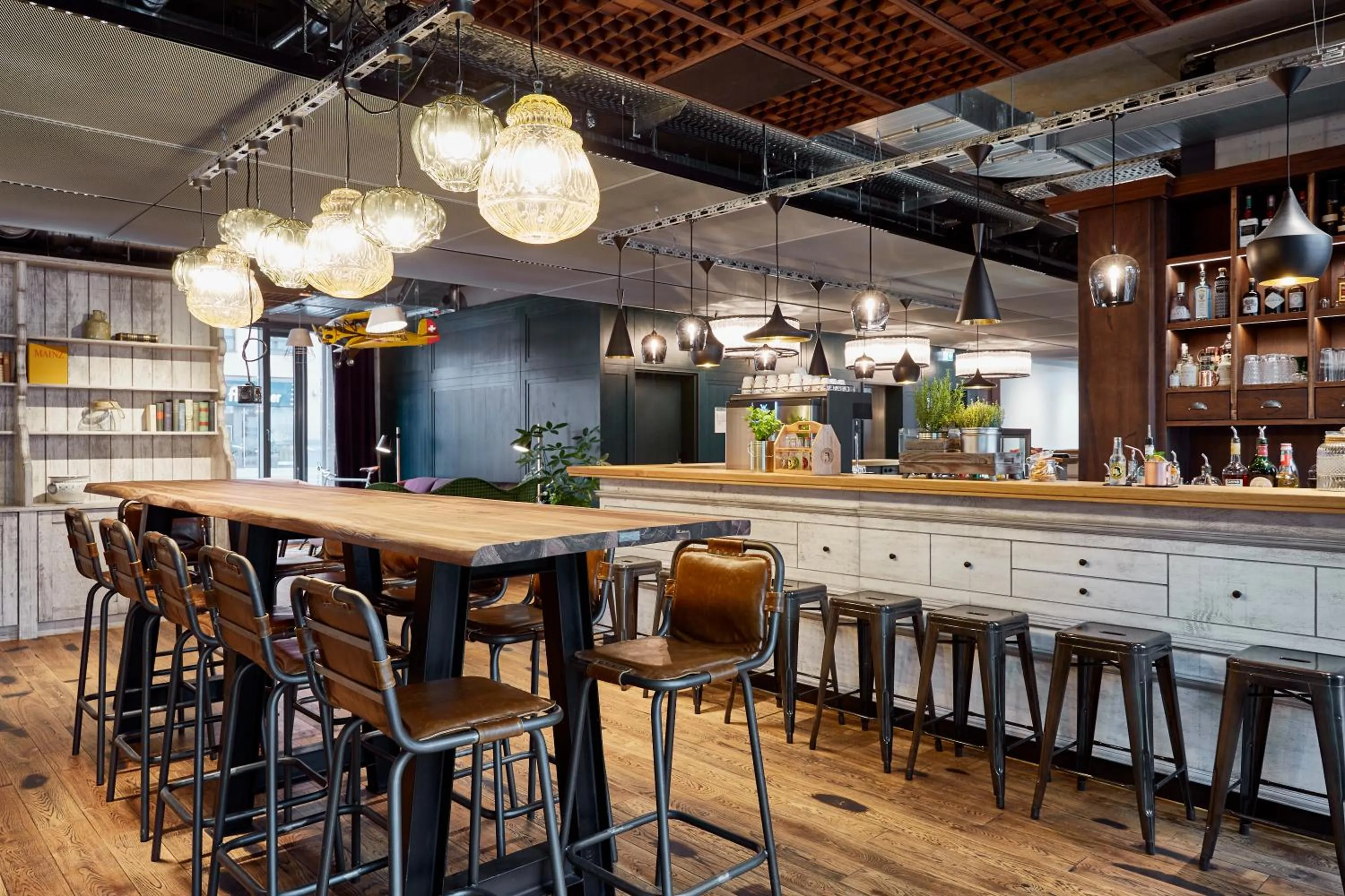 Lounge or bar in Me and All Hotel Mainz, by Hyatt