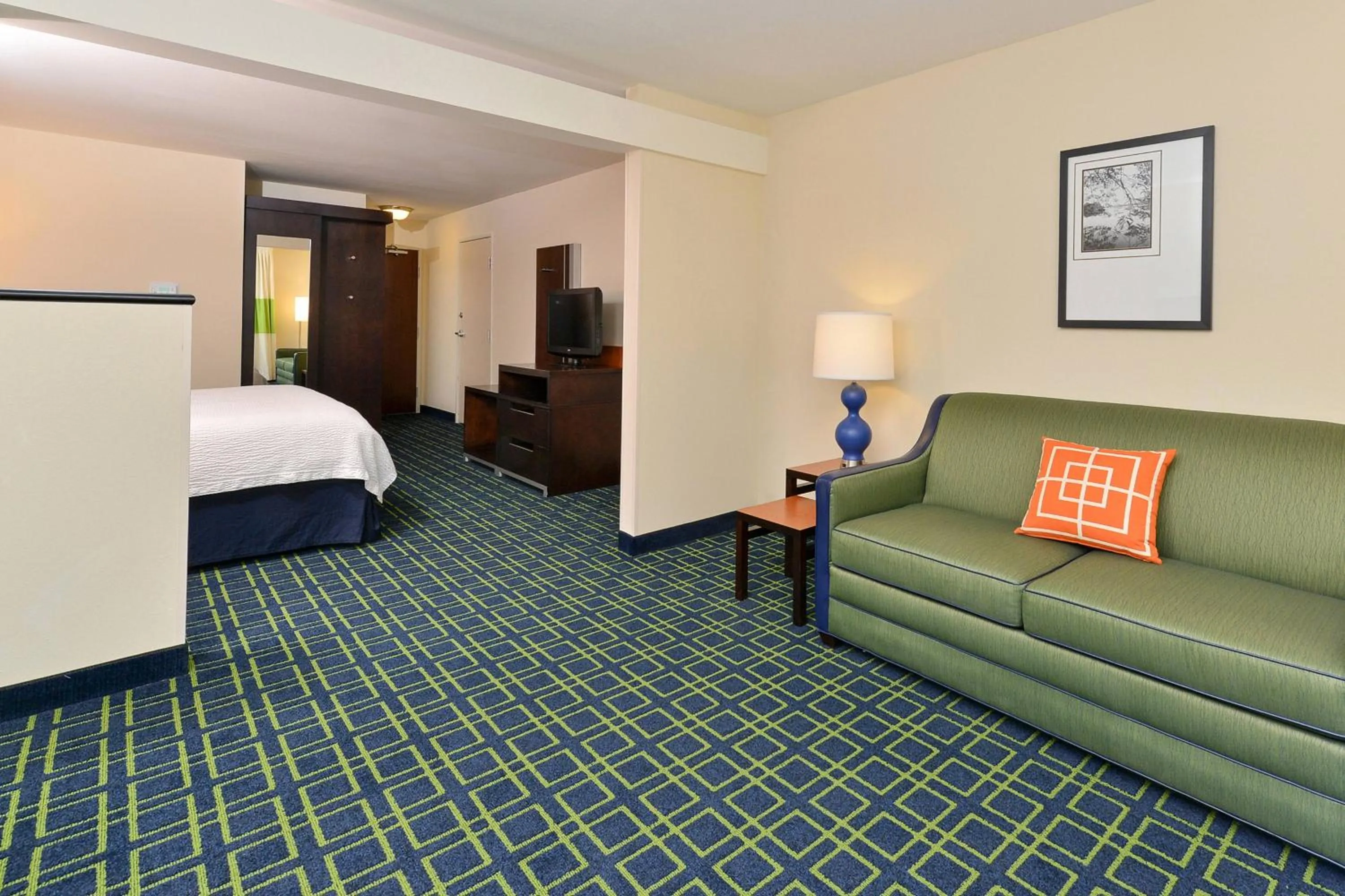 Living room, Bed in Fairfield Inn & Suites by Marriott Cedar Rapids