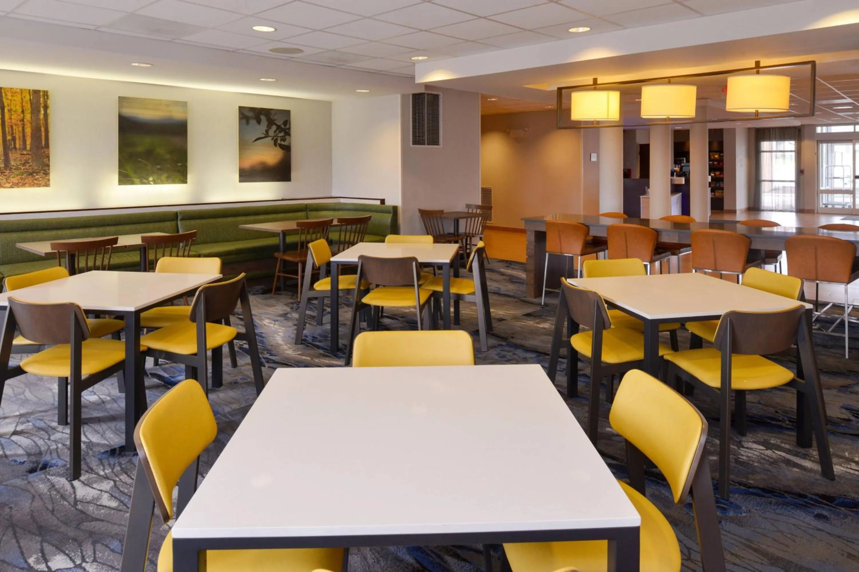 Breakfast in Fairfield Inn & Suites by Marriott Cedar Rapids