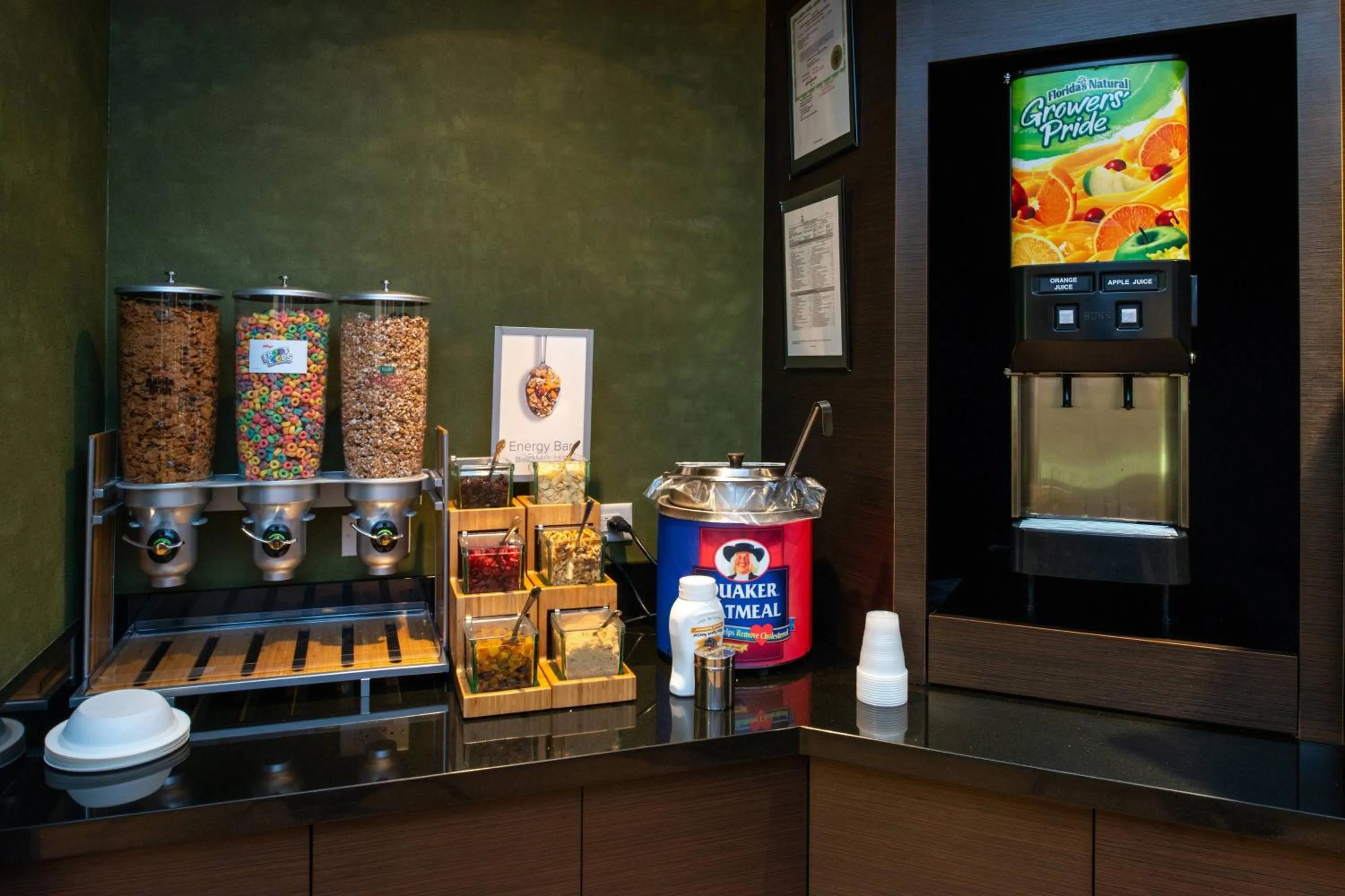 Breakfast in Fairfield Inn & Suites by Marriott Cedar Rapids