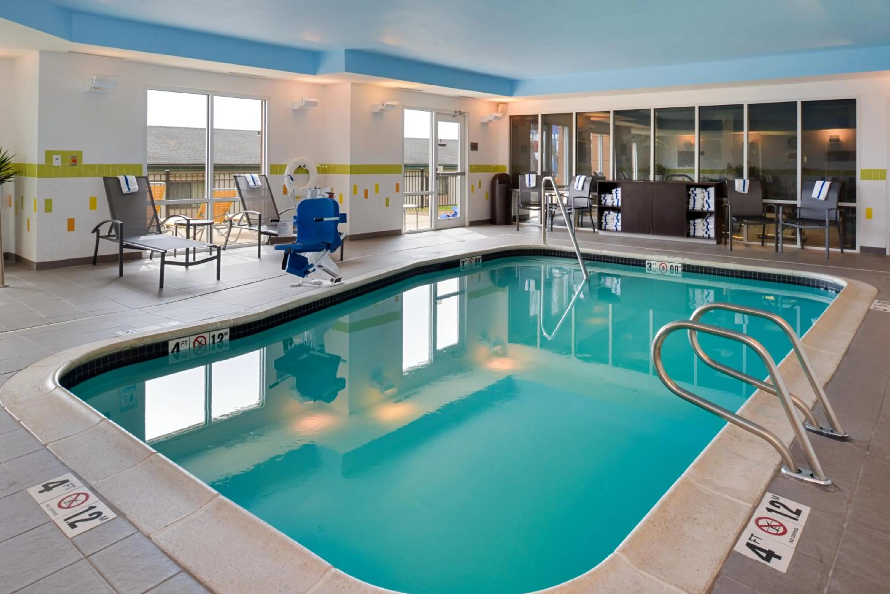 Swimming pool in Fairfield Inn & Suites by Marriott Cedar Rapids