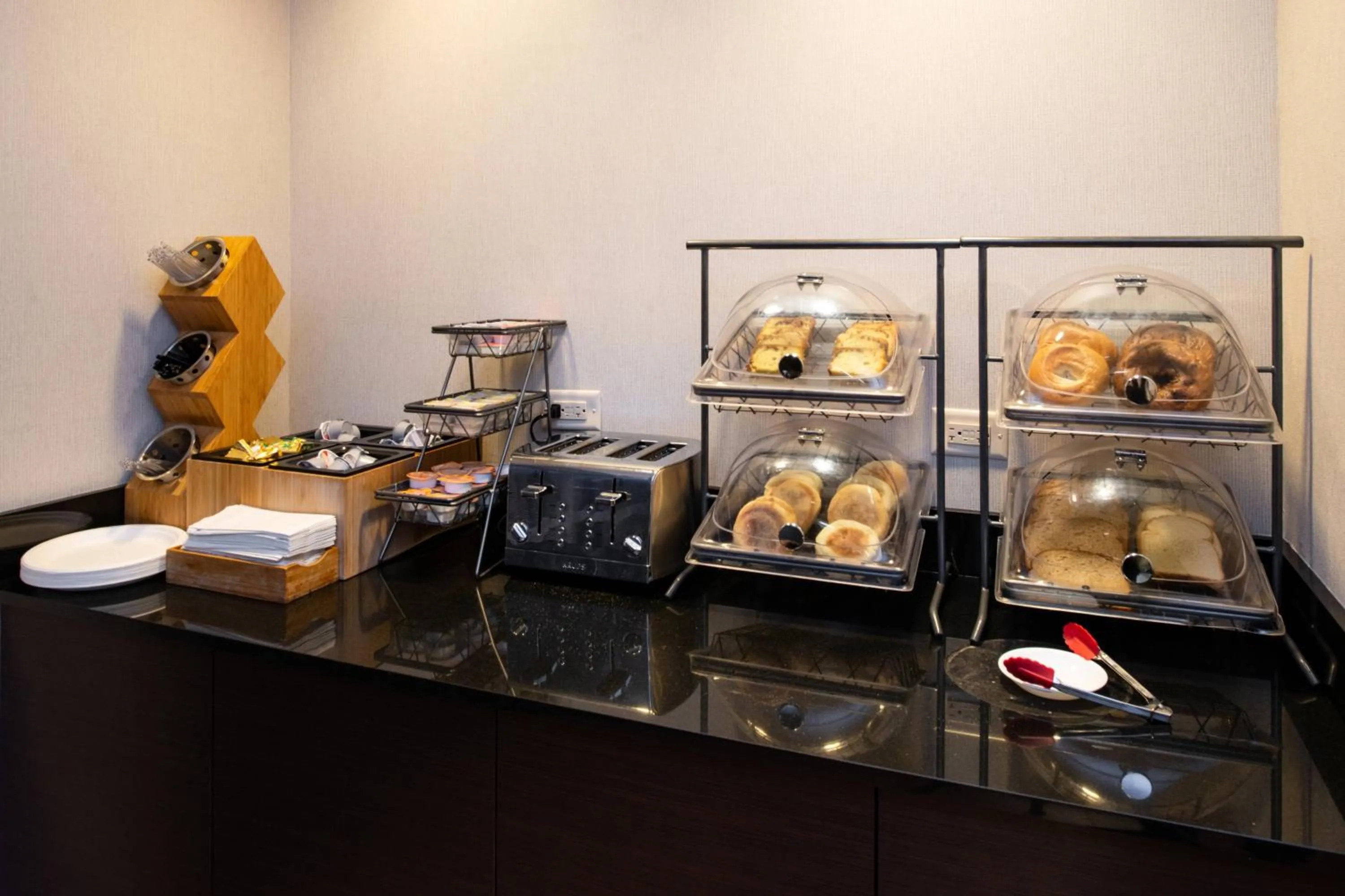 Breakfast in Fairfield Inn & Suites by Marriott Cedar Rapids