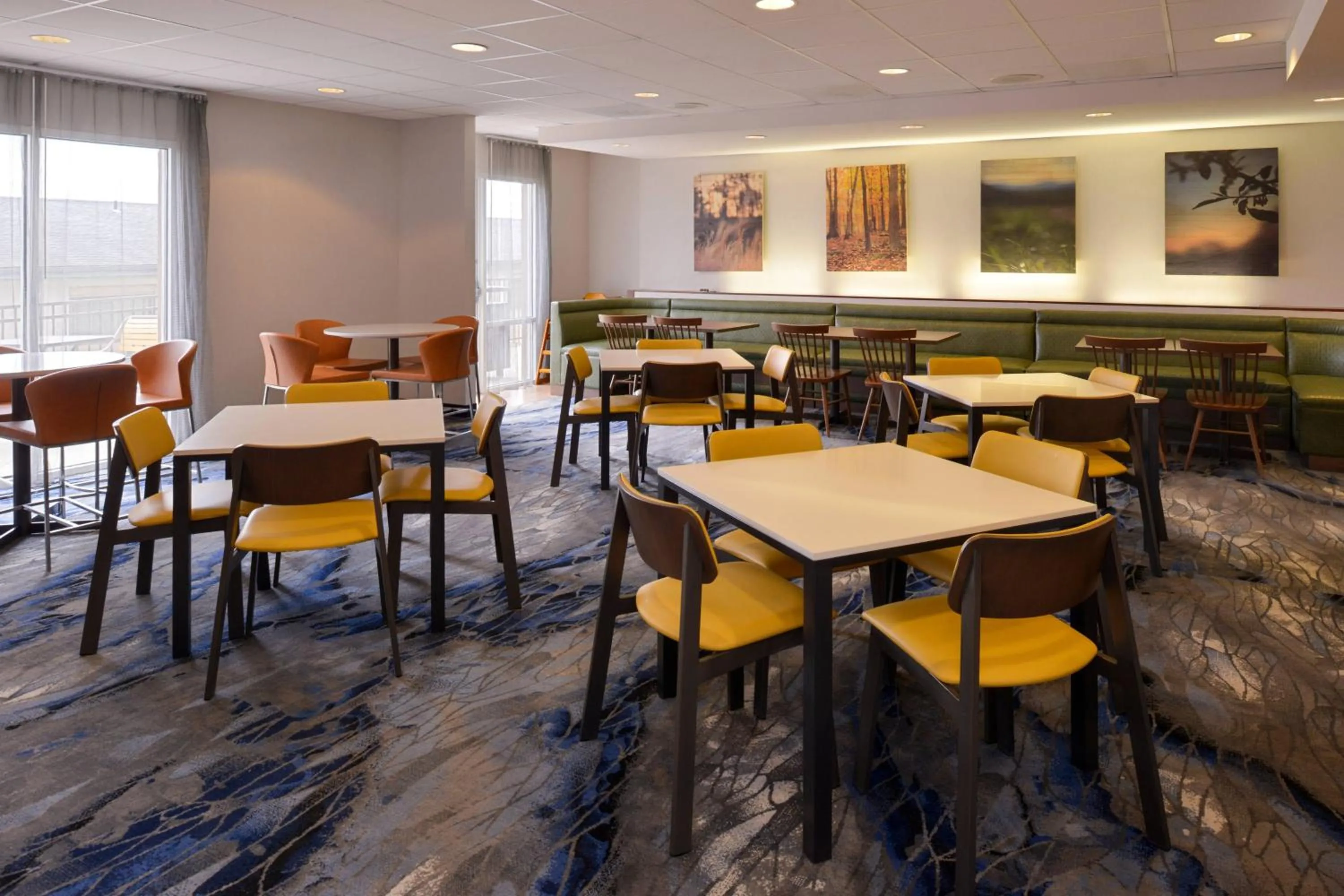 Breakfast in Fairfield Inn & Suites by Marriott Cedar Rapids