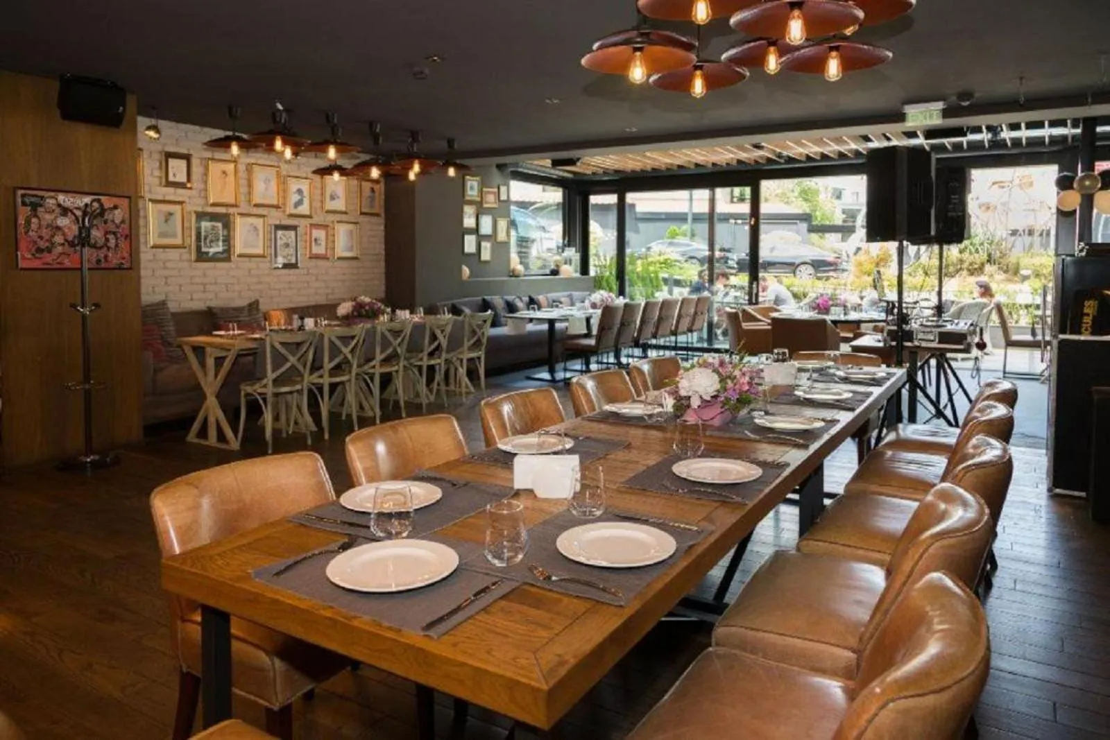 Restaurant/places to eat in Hotel Emirates