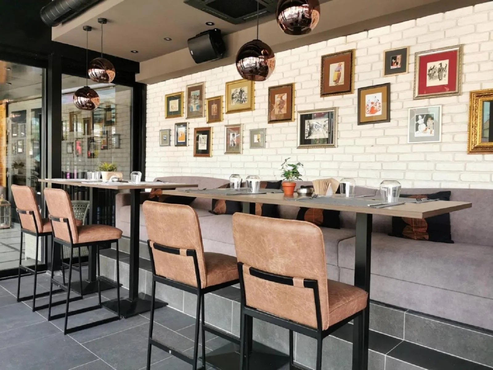 Restaurant/places to eat in Hotel Emirates