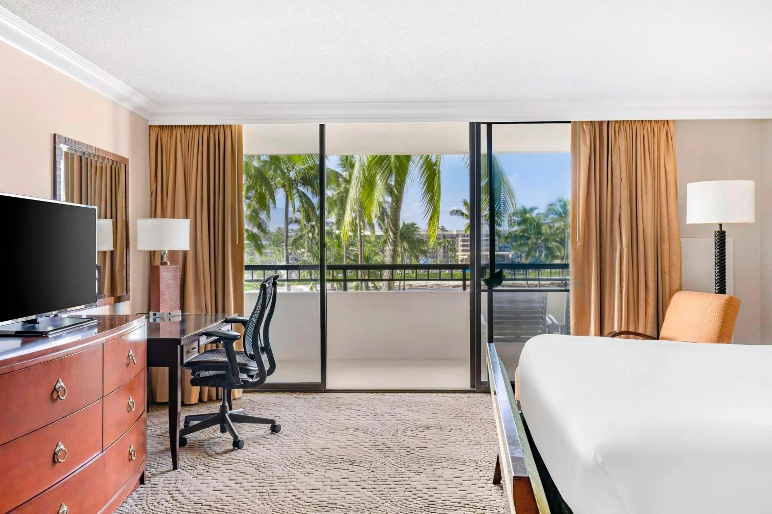 Bed in Hilton Grand Vacations Club Ocean Tower Waikoloa Village