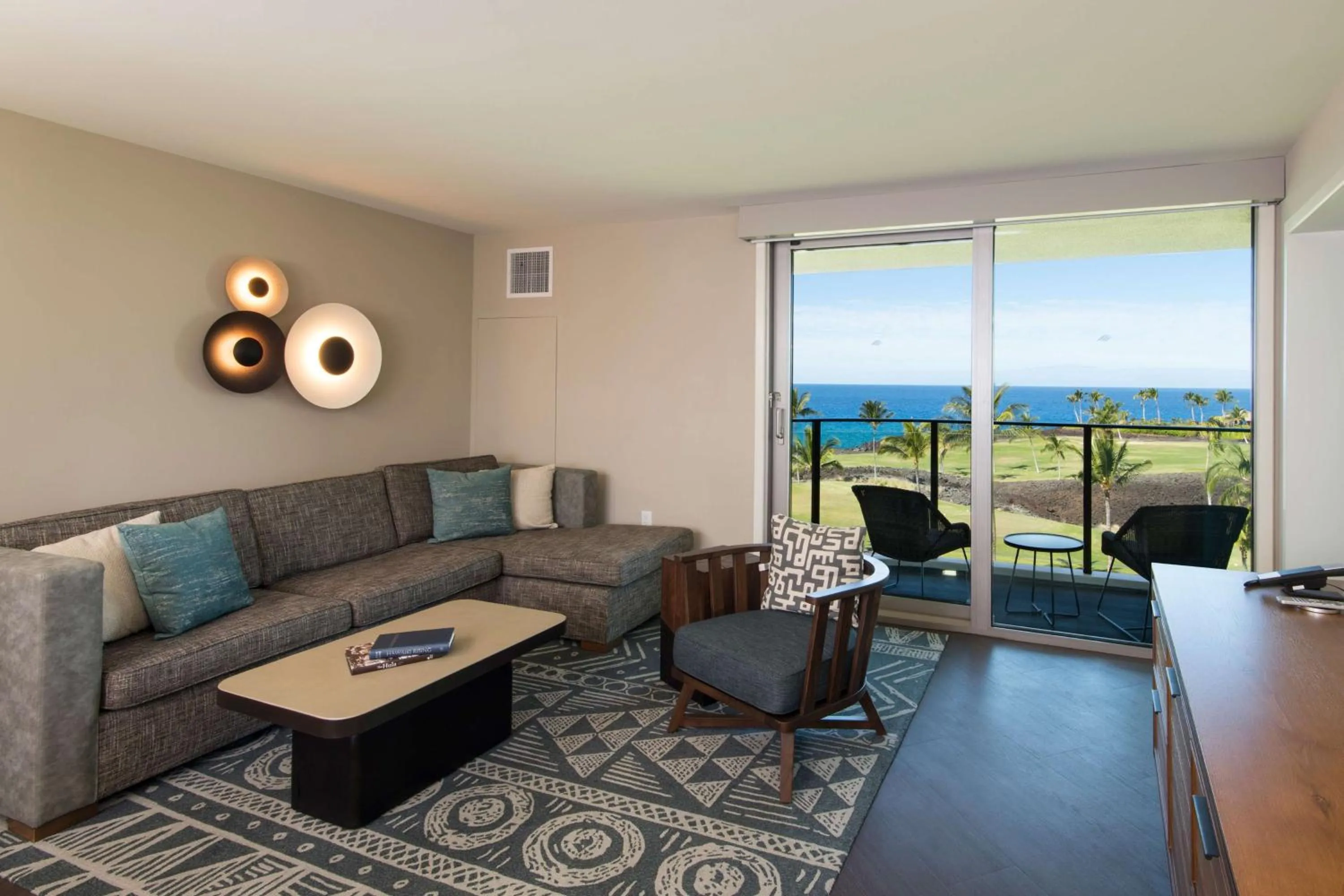 Living room in Hilton Grand Vacations Club Ocean Tower Waikoloa Village