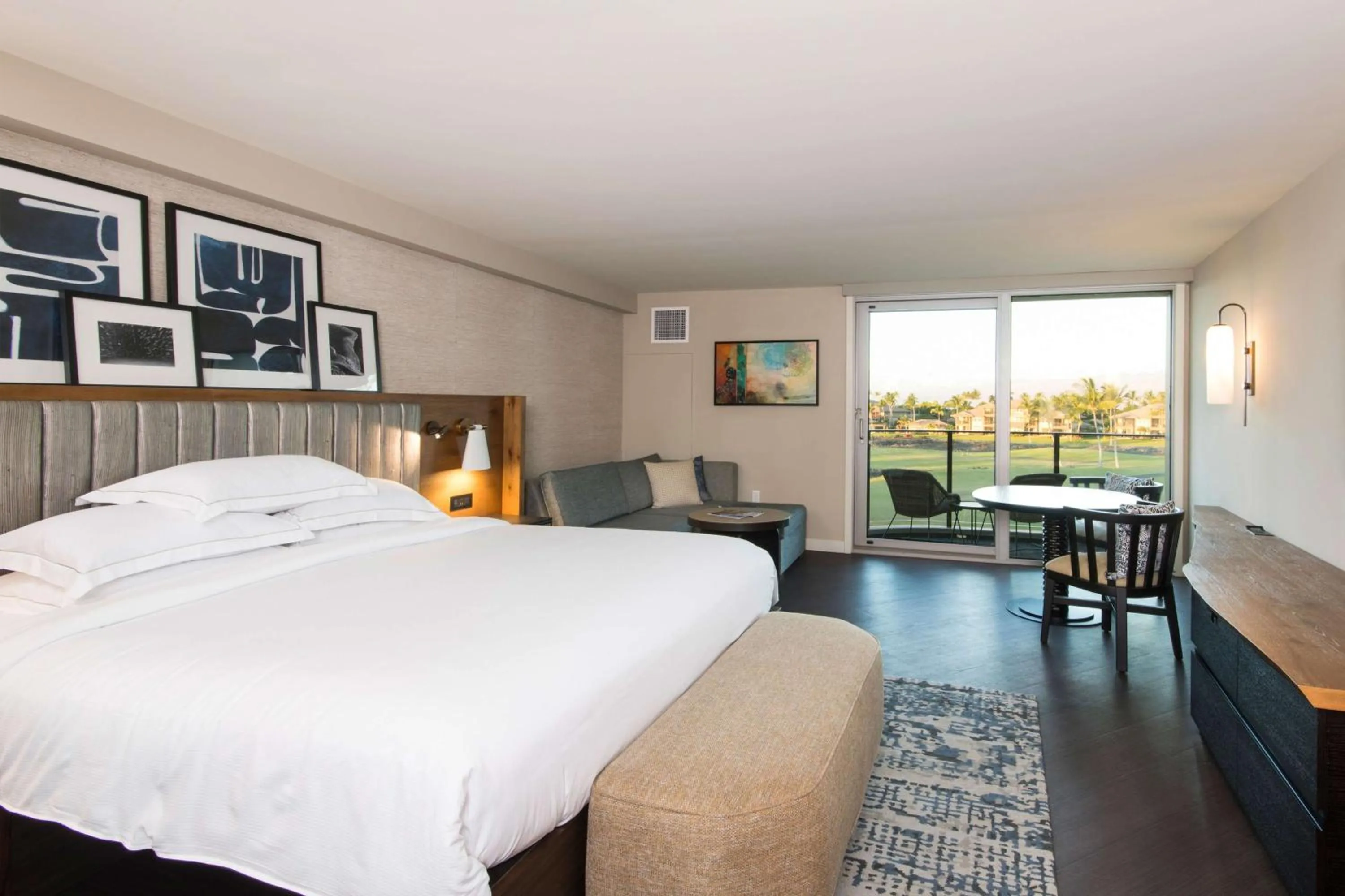 Bed in Hilton Grand Vacations Club Ocean Tower Waikoloa Village