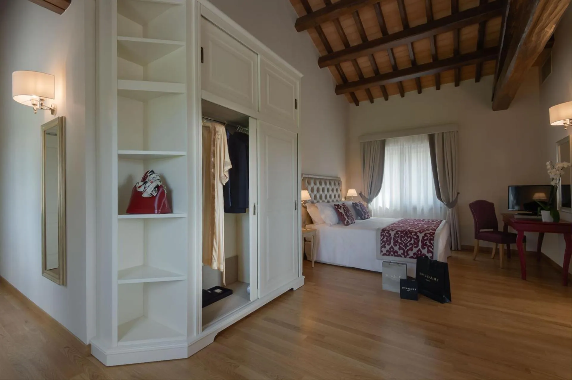 Decorative detail, Bed in Borgo La Chiaracia Resort & SPA