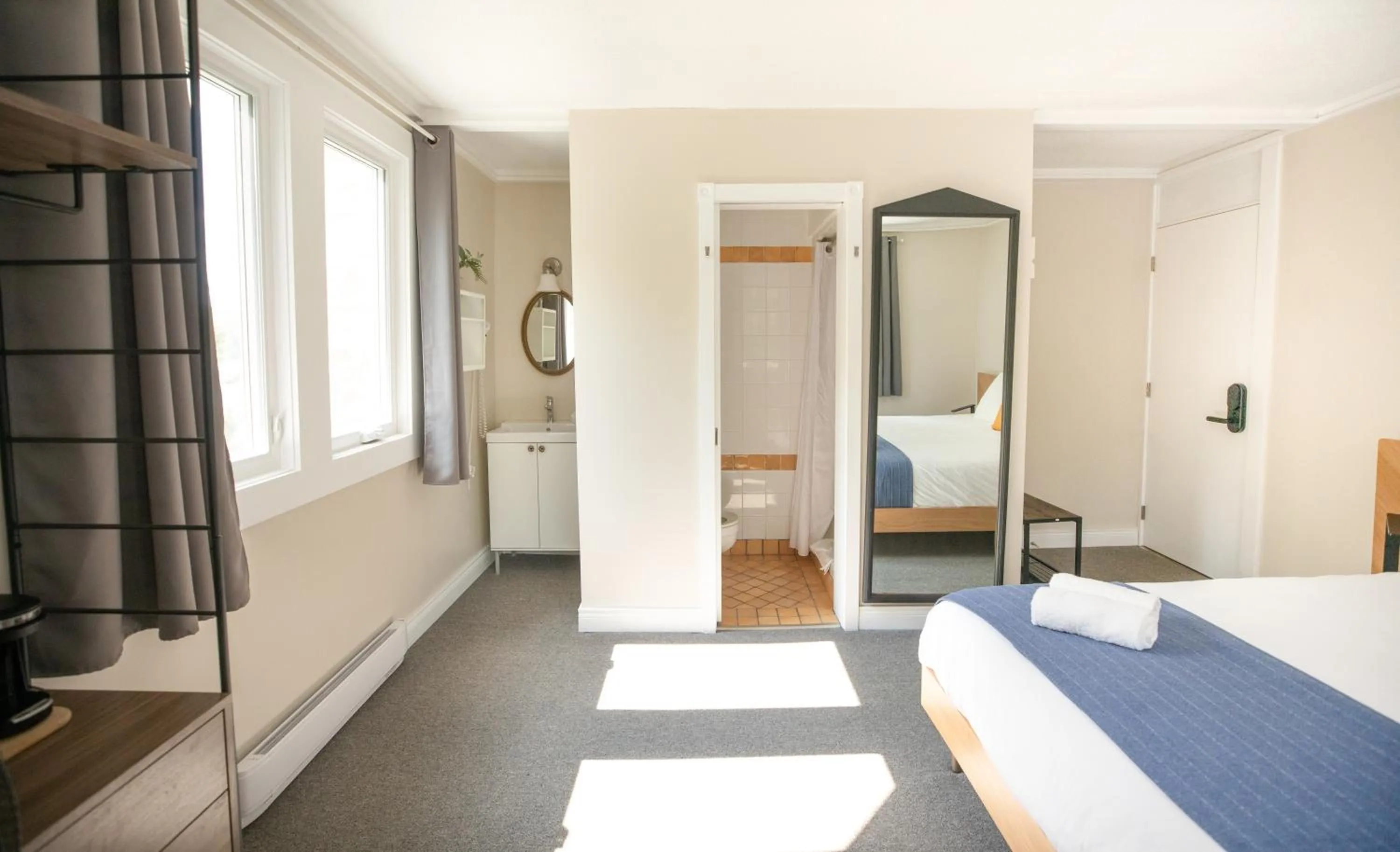 Photo of the whole room, Bed in Bonnie View Inn