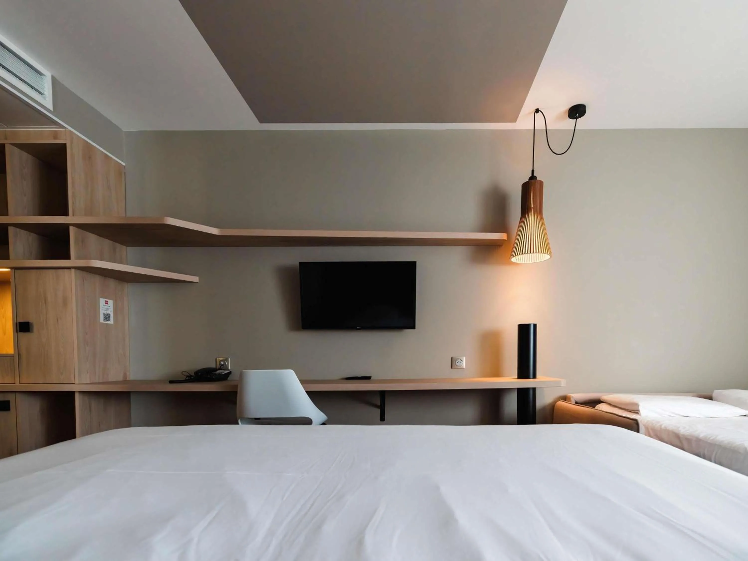 Bedroom, Bed in ibis Valence Sud