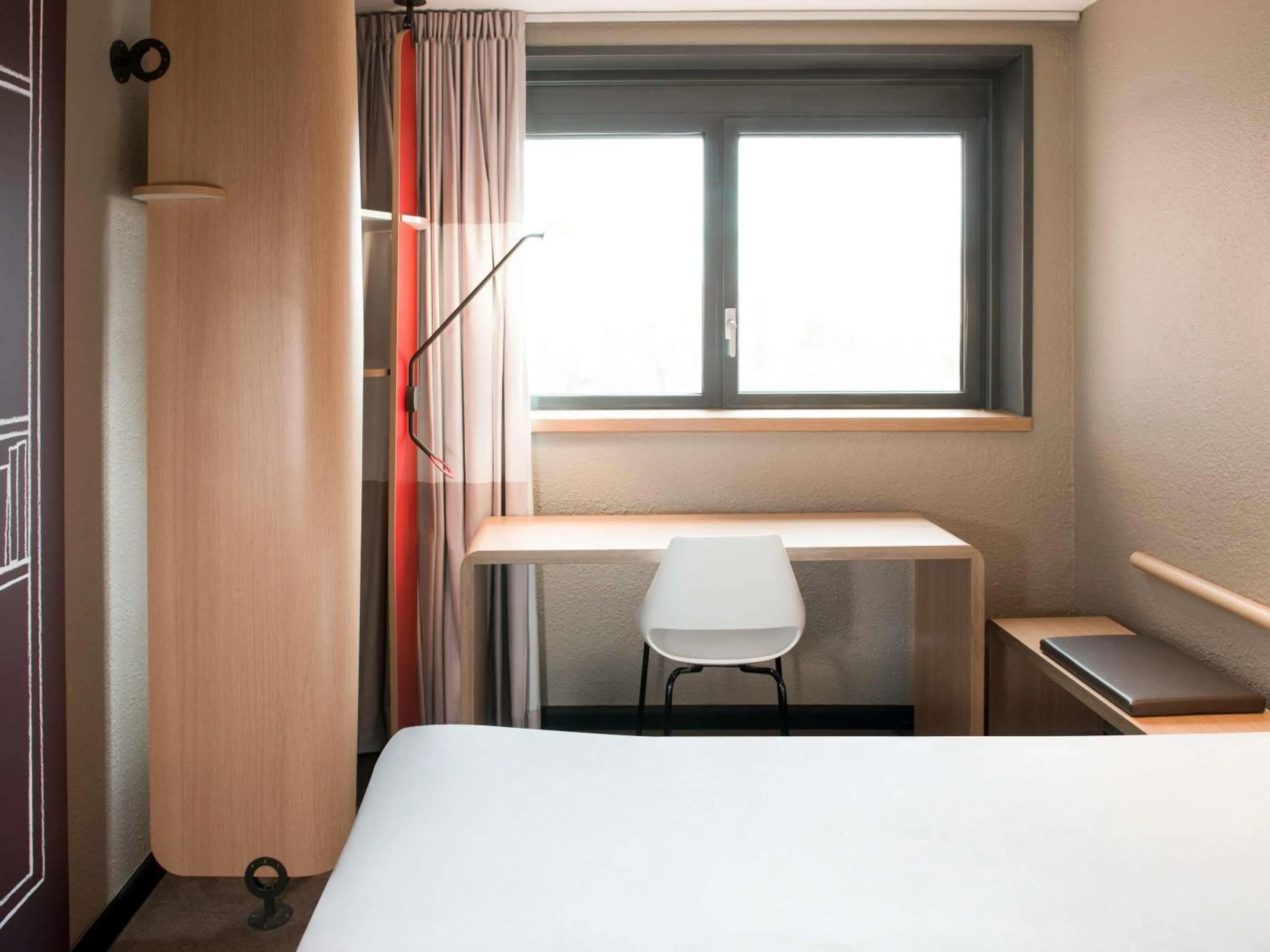 Property building, Bed in ibis Valence Sud