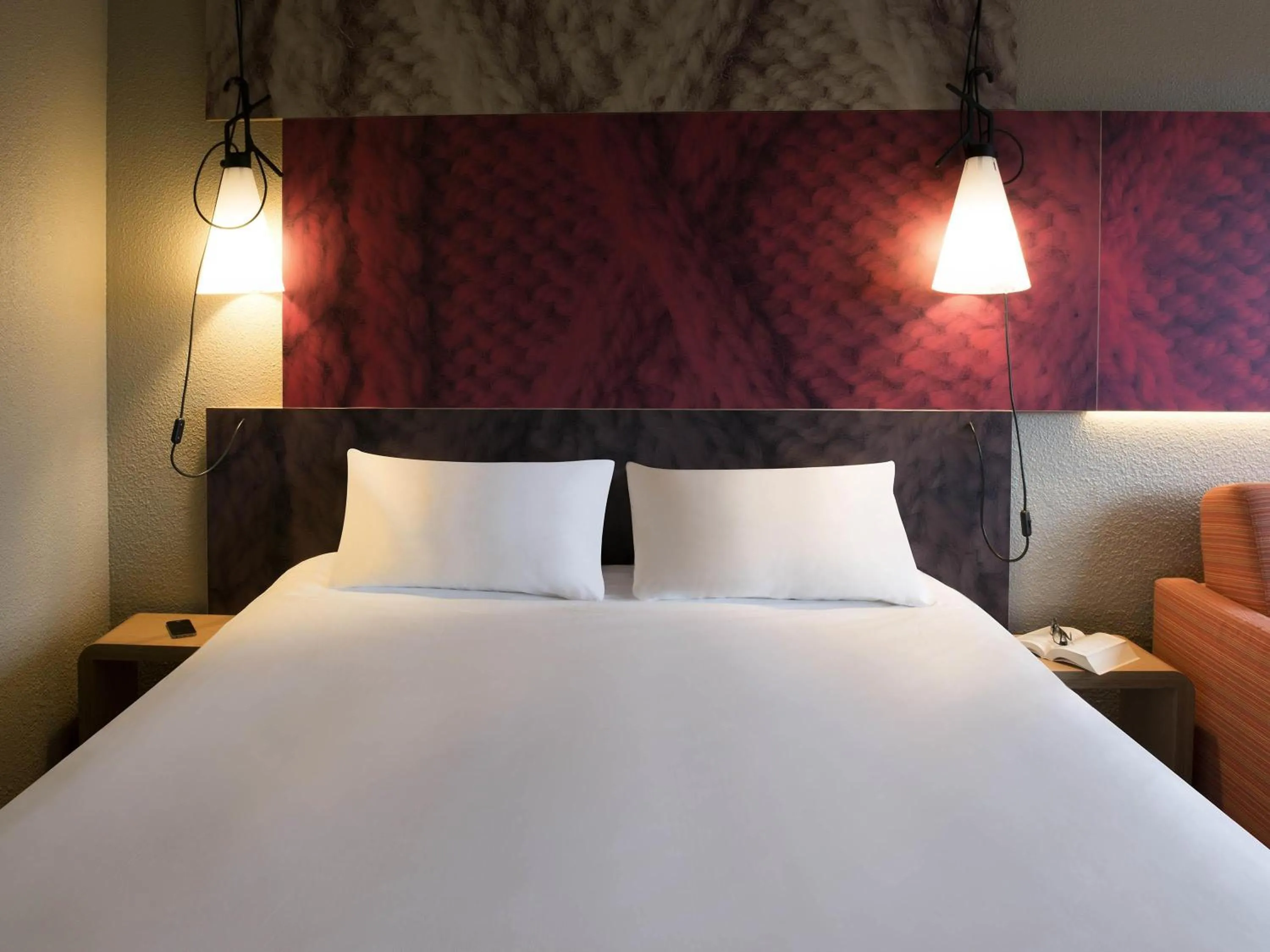 Bedroom, Bed in ibis Valence Sud