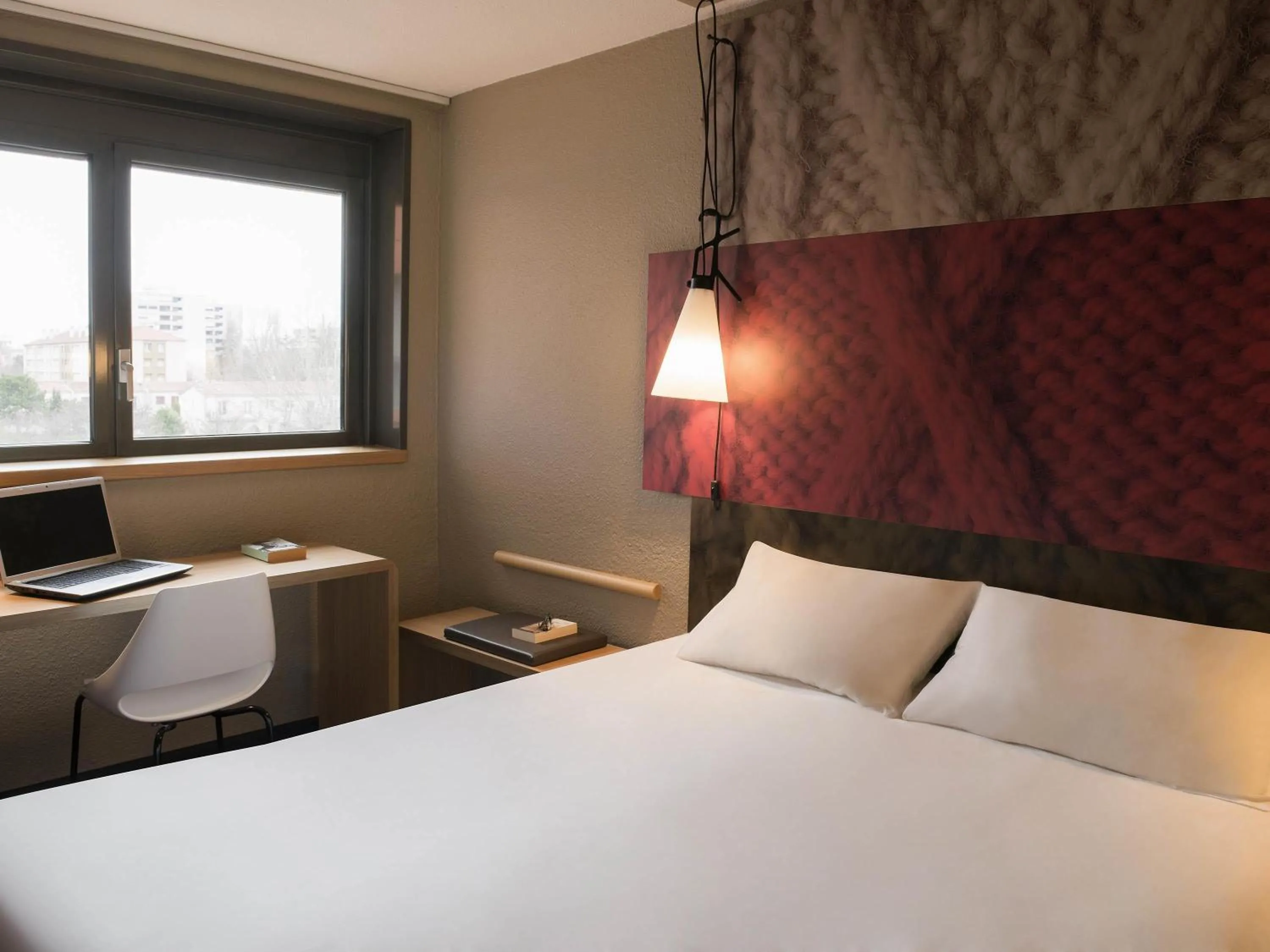 Bedroom, Bed in ibis Valence Sud