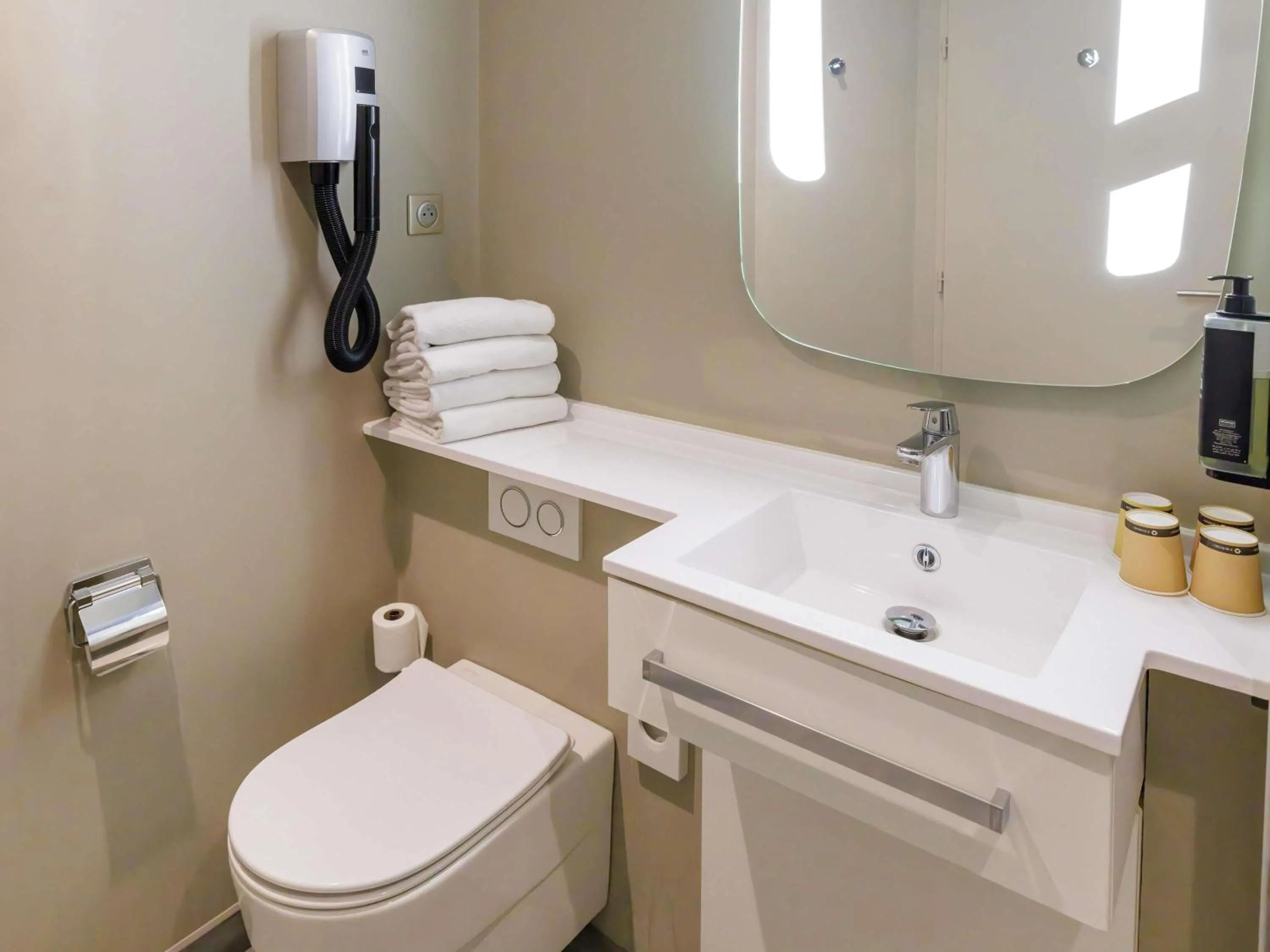 Bedroom in ibis Valence Sud