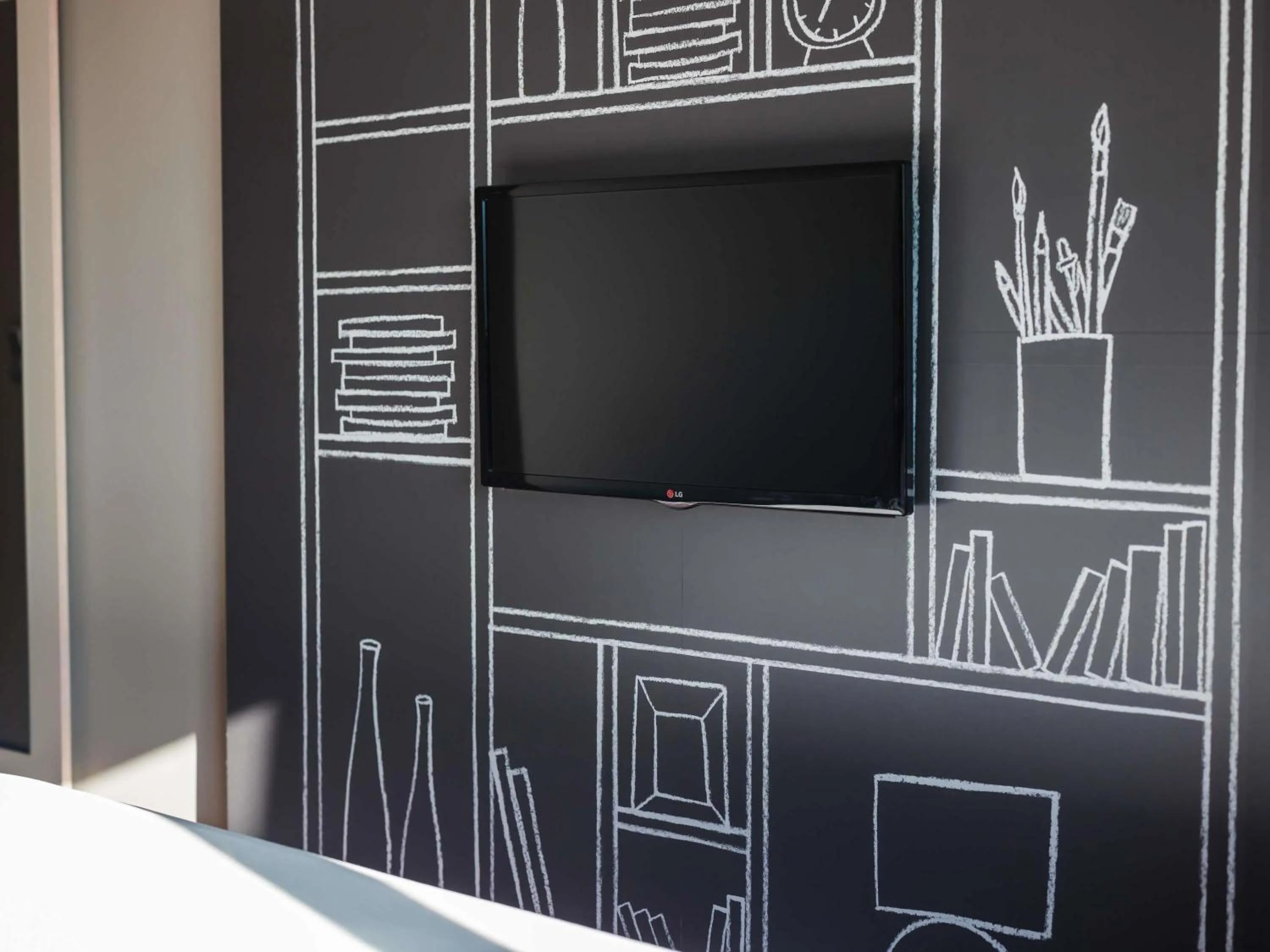 Bedroom in ibis Valence Sud