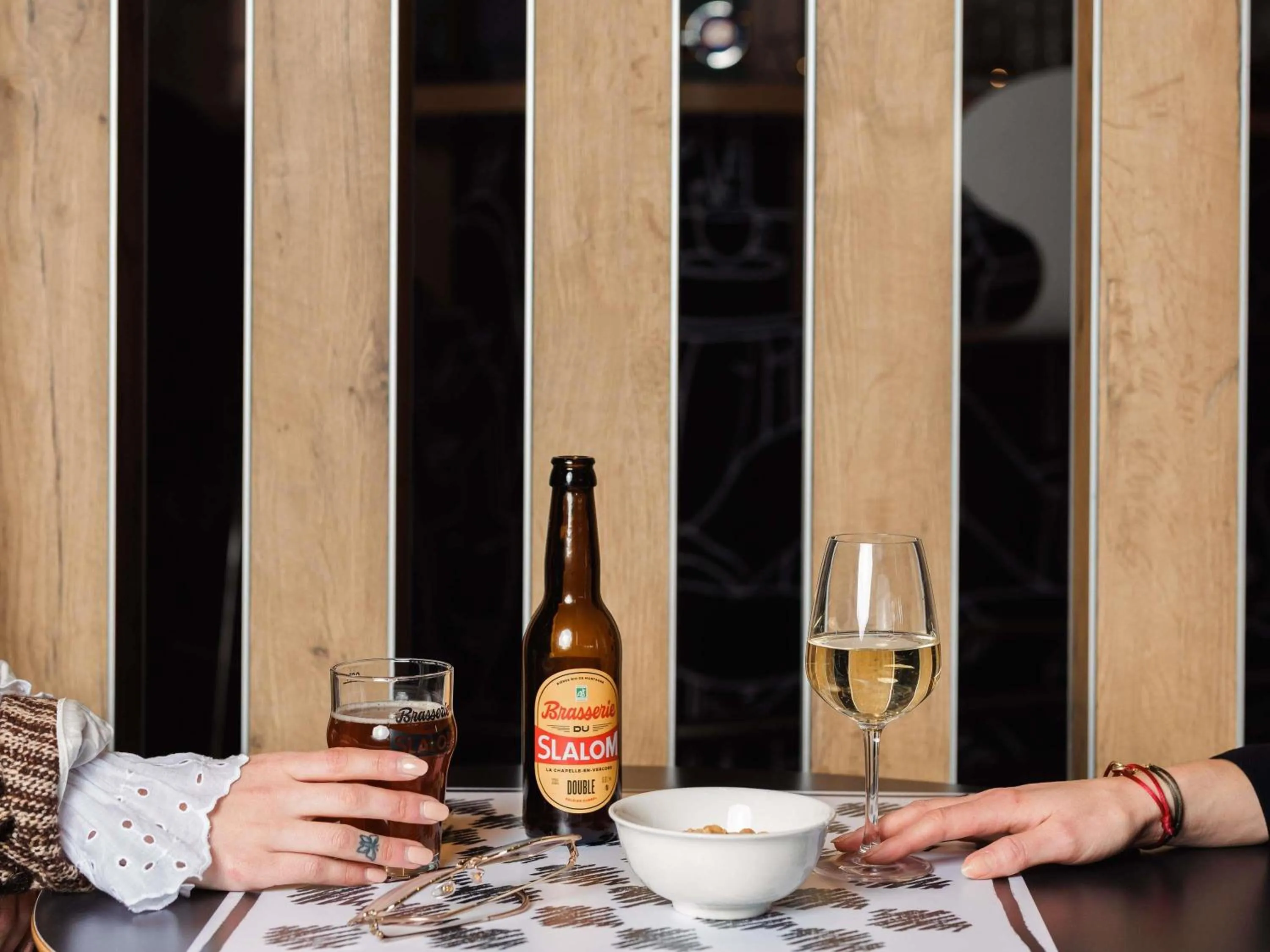 Lounge or bar in ibis Valence Sud