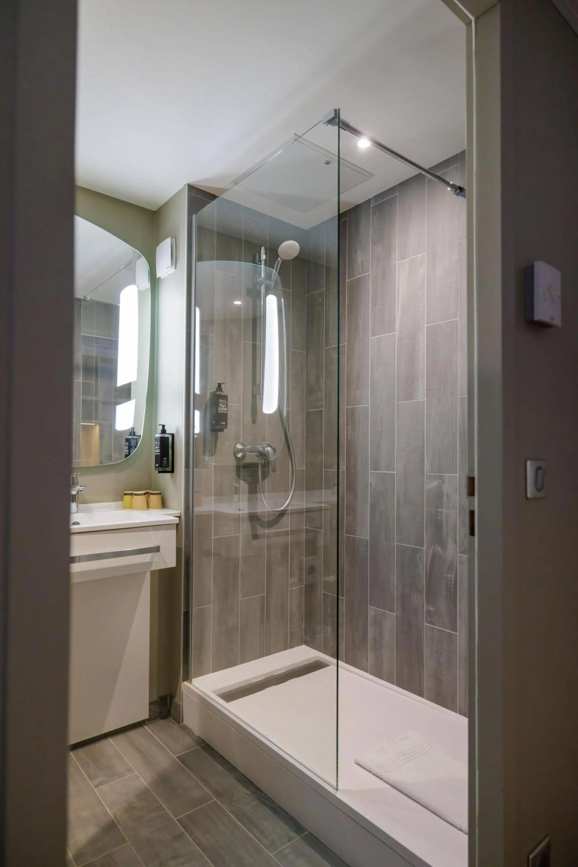 Shower in ibis Valence Sud