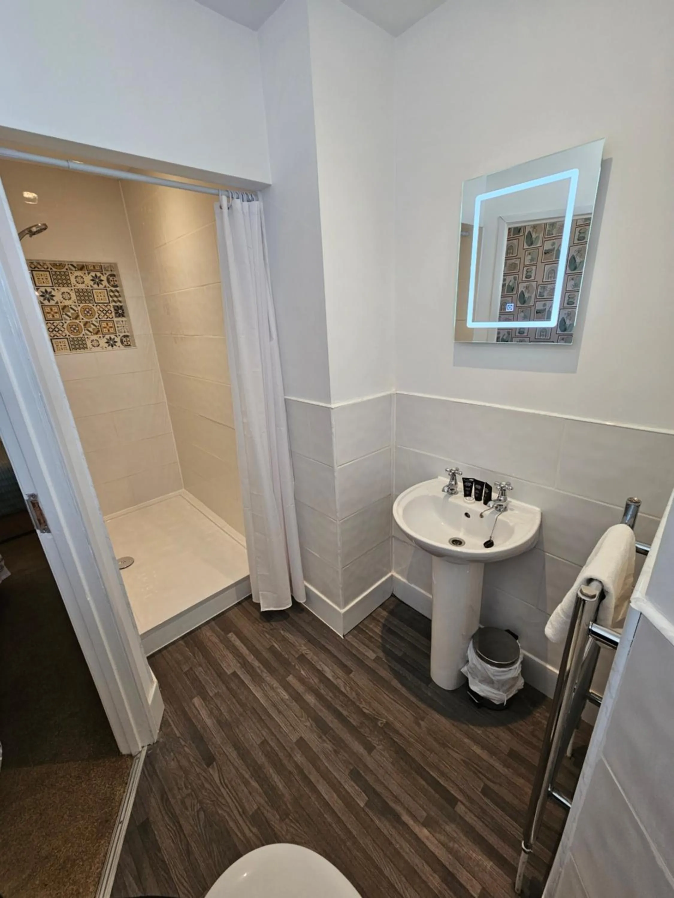 Shower in Rivelyn Hotel Bar & Restaurant