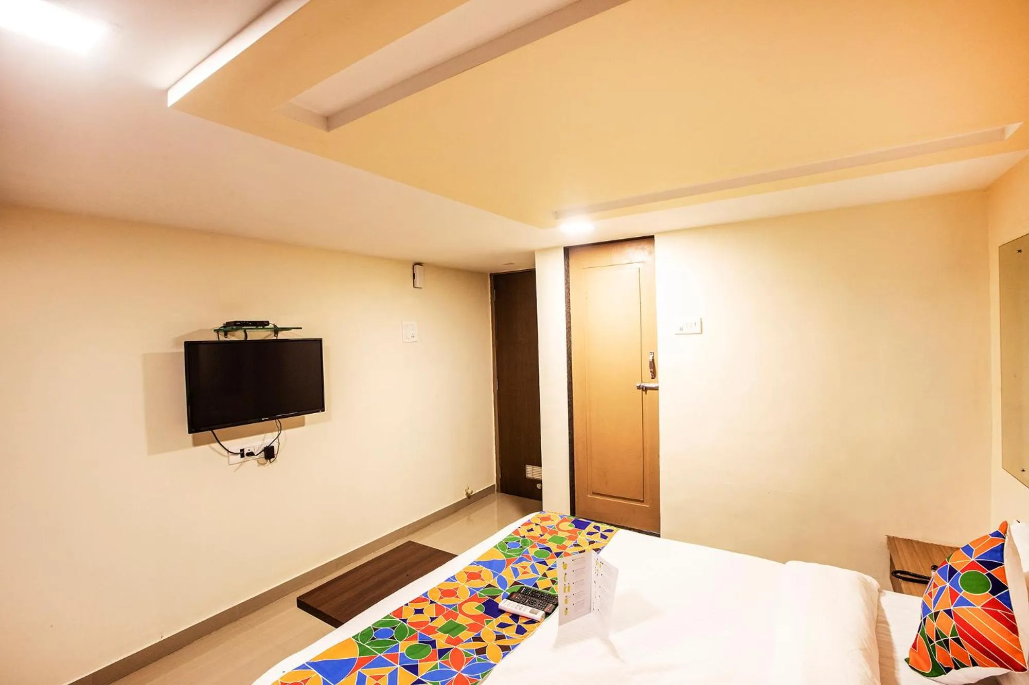 Bedroom, Bed in FabExpress Silver Lake - Nr BKC