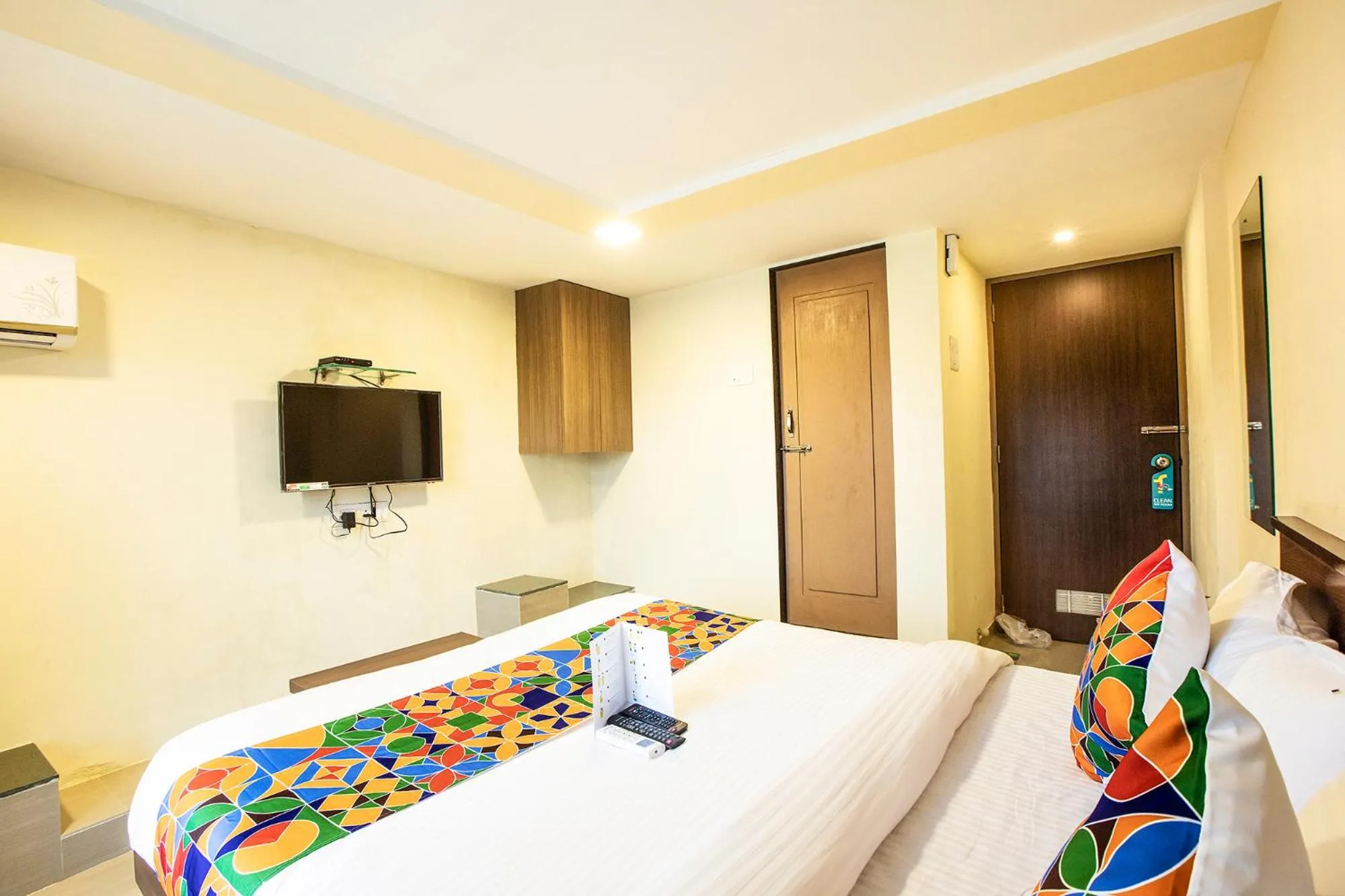 Bedroom, Bed in FabExpress Silver Lake - Nr BKC