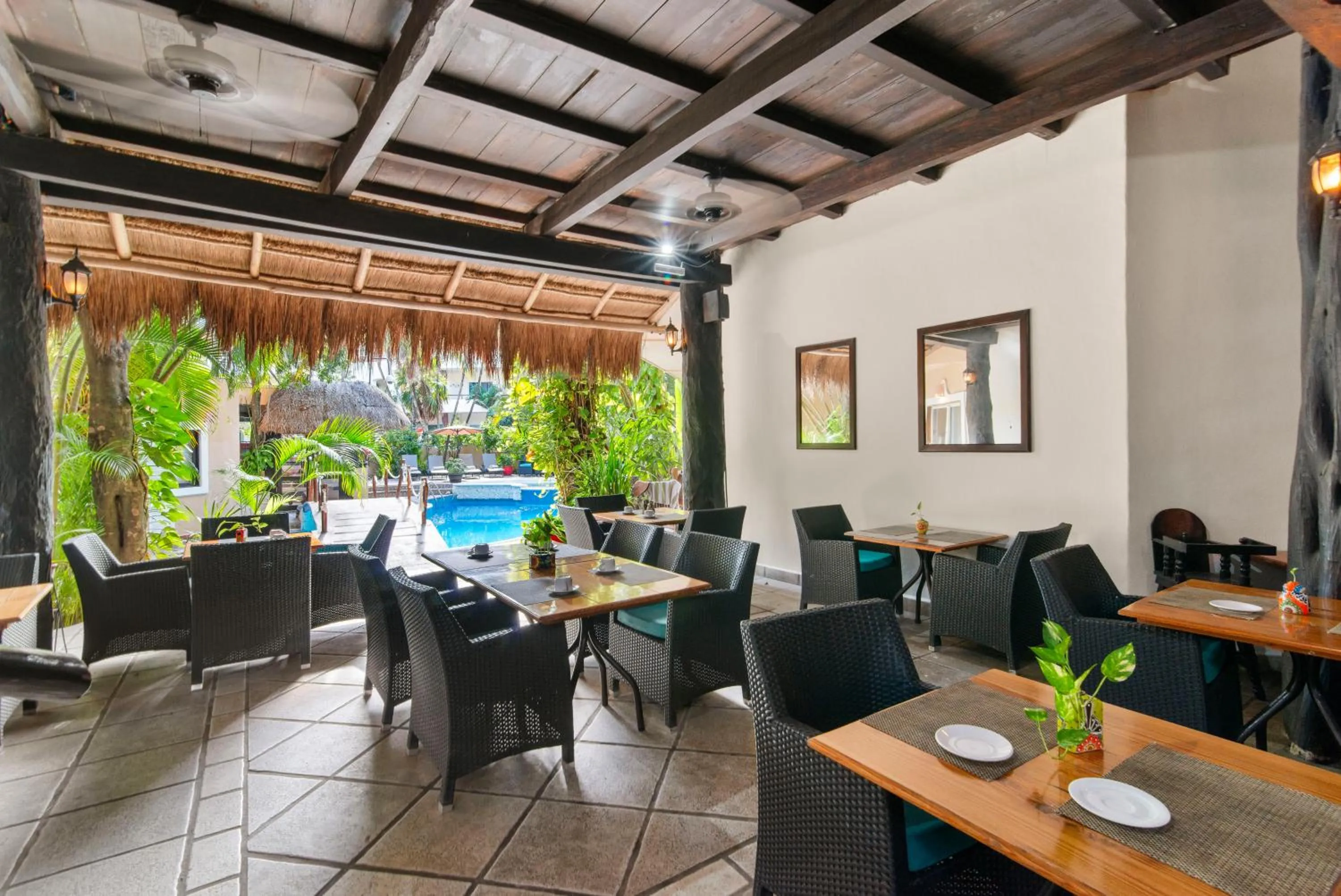 Restaurant/places to eat in Hotel Riviera Del Sol