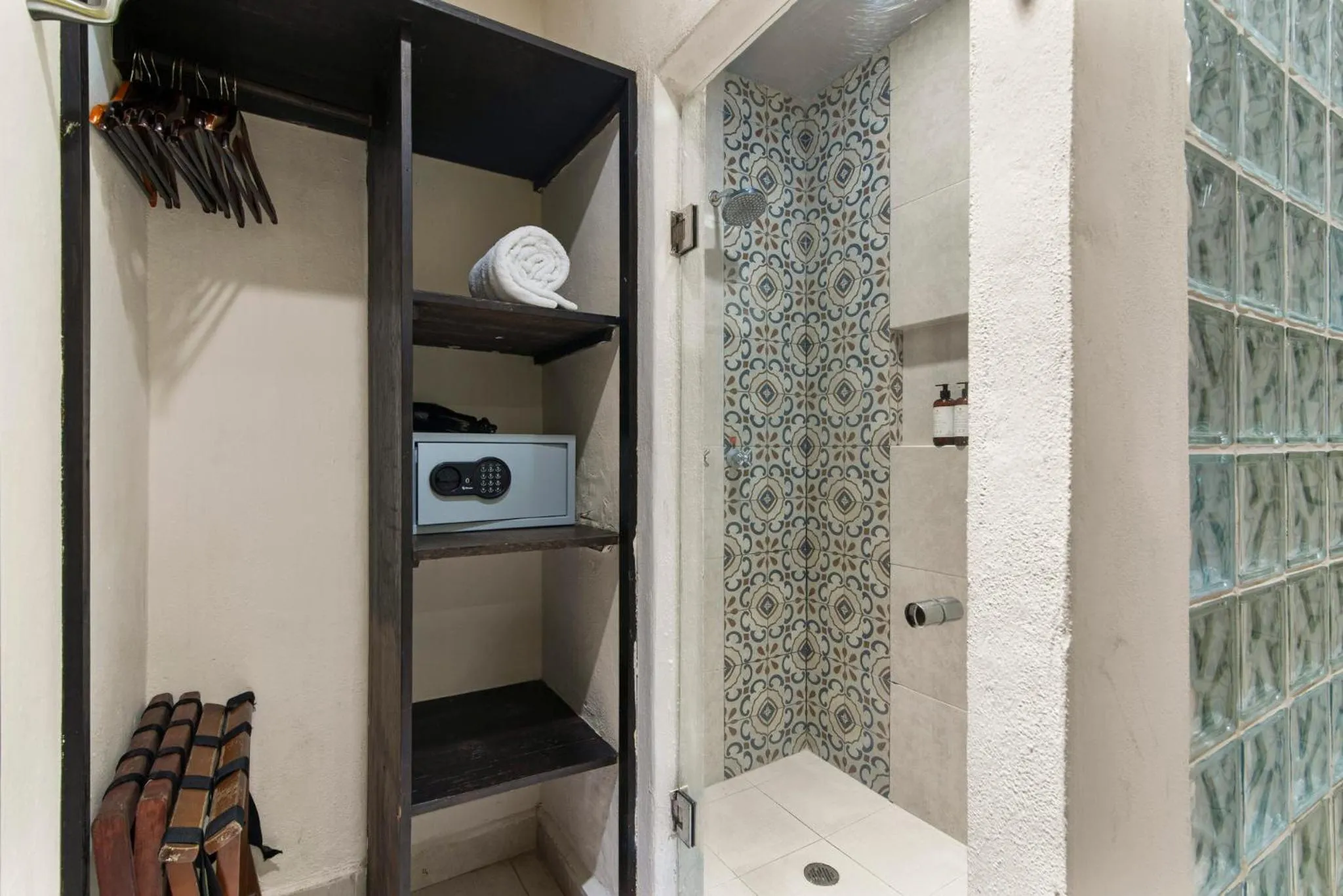 Shower in Hotel Riviera Del Sol
